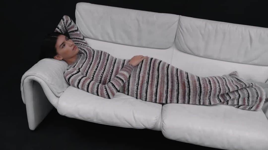 エーエルシーのインスタグラム：「Perfect statement knits for lounging at home this holiday season.」