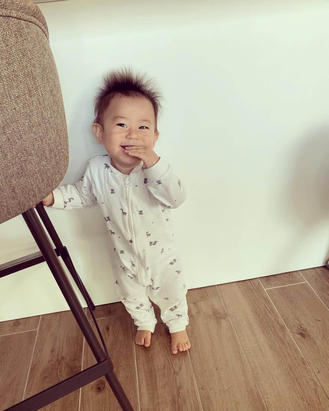 小泉里子のインスタグラム：「ここ数日 久しぶりに忙しかったのですよ。 なんてったって ドバイで初めての テレビのお仕事📺だったので。 これは、O.Aが近づいたら 告知するとして。  息子とこんなにも 離れたのは初めて。  とある1日なんて、 帰ってきたらもう寝てたし😭 多忙なお父さんみたいな気持ち。  寝てる姿を見て 1日の疲れも吹っ飛ぶ〜とは まさに、このこと。  ママの寂しい気持ちはなんのそので 息子はパパと一緒に 数日楽しそうでしたと。 安心したけど、なんか寂しい。  パパもパパで 楽しかったから もっと仕事してきていいよって。  いやいや、もう終わったし。 そんな、たたみ込むように 言わないで〜。  でも、 書籍と連載の締め切りも 迫っておりまして… またも パパと息子は楽しそうに 遊んでおりました。  ごめんね、あともう少し がんばります！  #satokodubai」