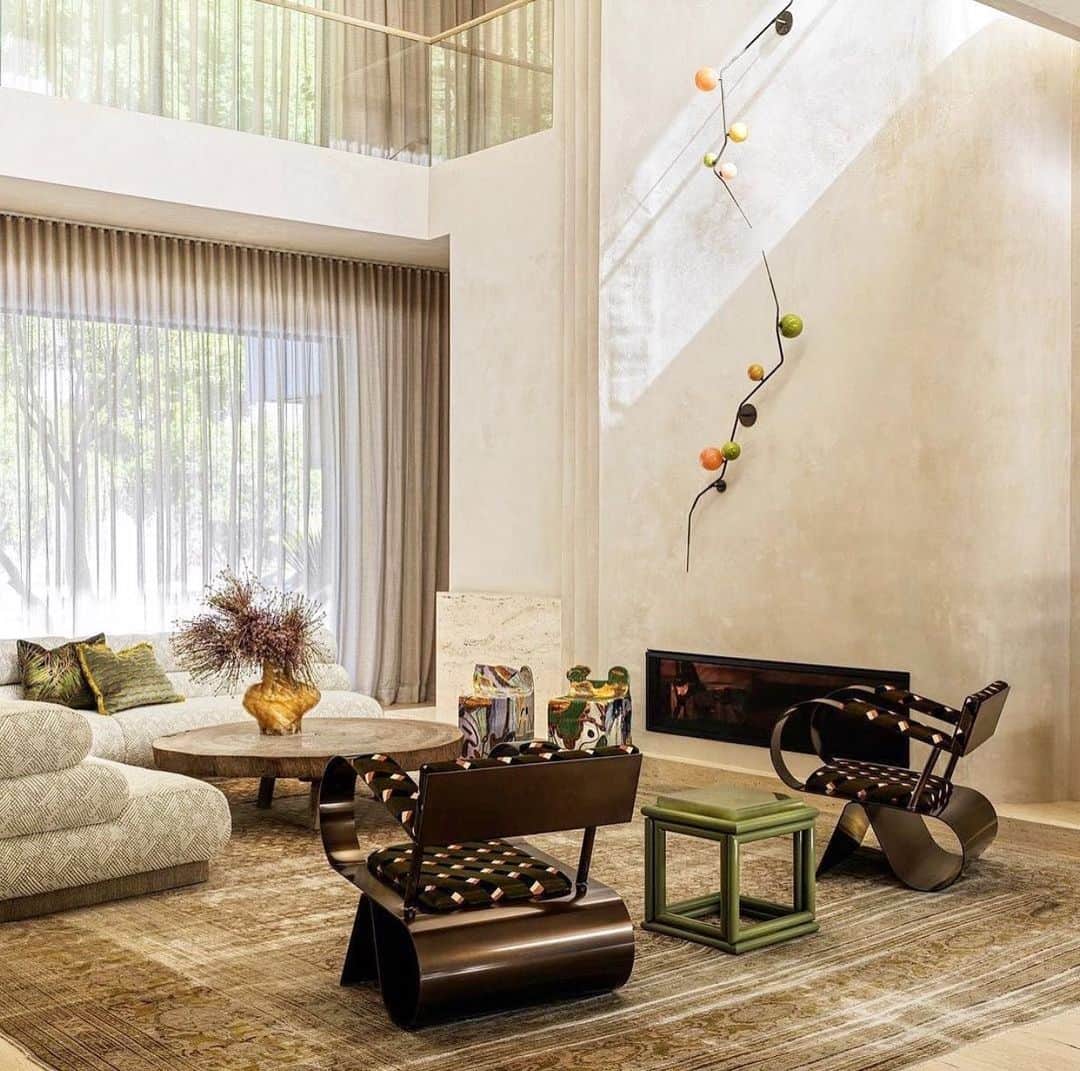 ジョナサンサンダースのインスタグラム：「Renfrew side table, Khaki in a Beverly Hills home designed by @alexpwhite   📸 @chrismottalini in @archdigest」