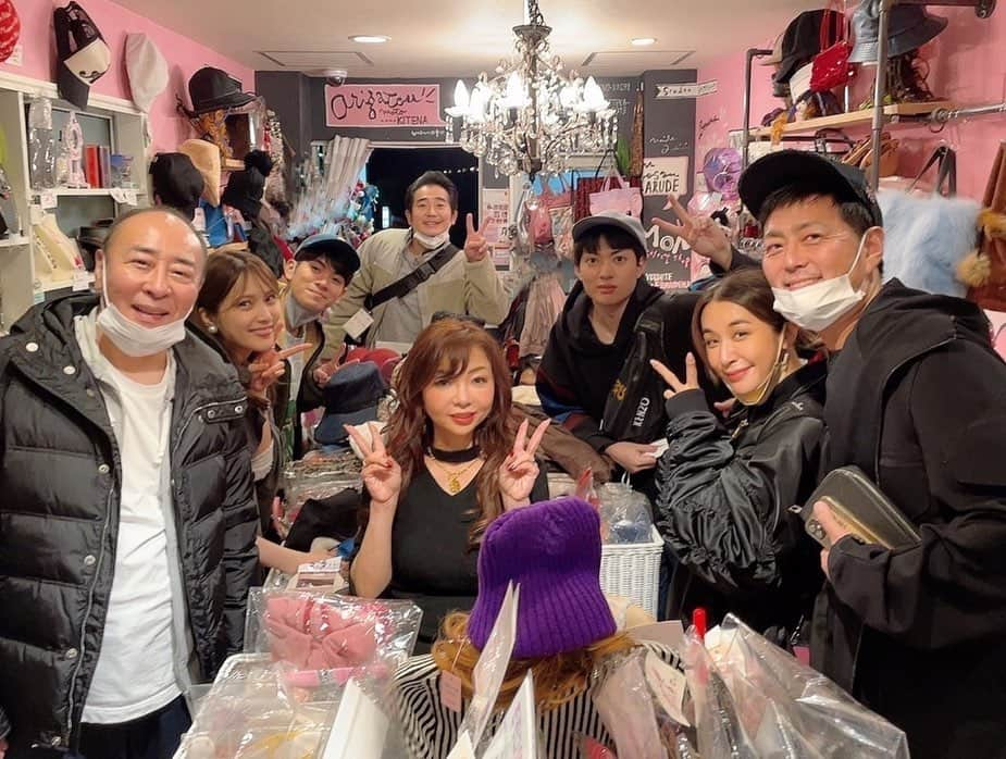 入山杏奈さんのインスタグラム写真 - (入山杏奈Instagram)「タクフェス「天国」全公演終了致しました！  こんなに素敵な作品、素敵なチームに出会えたことが本当に幸せです😭 一人一人がこの作品と真剣に向き合い、日々努力し続け、先輩後輩関係なく意見を出し合い、本当の家族のようになって、、、  千穐楽の翌日は目が覚めた瞬間に時計を見て、「やば！もうこんな時間！！サンシャイン何時入りだっけ？！」と本気で焦りました。笑 ああ、本当に終わったんだなぁ。 寂しい気持ちはあるけれど、私達にできることはやり切ったと思っています。みんなの心の中にさゆりが、本郷家が、がんばれ会のみんなが、生き続けていることを願います😌そして5年後、10年後も、再演され長く愛される作品になっていると嬉しいです。 いつか、母ちゃん役で出たい！！！  最後に。 このご時世に無事全公演完走できたことに感謝です。そして、まだまだ厳しい状況が続く中、劇場に足を運んで下さった皆様に心から感謝しています。 私たちからの応援歌が届いていると嬉しいです！  本当に本当にありがとうございました。 また、どこかでお会いしましょう！！☻  #タクフェス #天国  Estoy agradecida con cada una de las personas que fueron la parte de este gran equipo y que vinieron al teatro. Esta obra se trata del terremoto de 2011, es un tema muy sensible y no fue fácil para todos nosotros. Siempre intercambiábamos opiniones, reflexionábamos sobre el tema y nuestros personajes, estábamos juntos en todas partes… y así “tengoku” nos hizo una familia. Los amo mucho con todo mi corazón y se los quería compartir!! Gracias, gracias, gracias.」12月14日 15時09分 - iamannairiyama