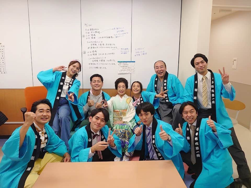 入山杏奈さんのインスタグラム写真 - (入山杏奈Instagram)「タクフェス「天国」全公演終了致しました！  こんなに素敵な作品、素敵なチームに出会えたことが本当に幸せです😭 一人一人がこの作品と真剣に向き合い、日々努力し続け、先輩後輩関係なく意見を出し合い、本当の家族のようになって、、、  千穐楽の翌日は目が覚めた瞬間に時計を見て、「やば！もうこんな時間！！サンシャイン何時入りだっけ？！」と本気で焦りました。笑 ああ、本当に終わったんだなぁ。 寂しい気持ちはあるけれど、私達にできることはやり切ったと思っています。みんなの心の中にさゆりが、本郷家が、がんばれ会のみんなが、生き続けていることを願います😌そして5年後、10年後も、再演され長く愛される作品になっていると嬉しいです。 いつか、母ちゃん役で出たい！！！  最後に。 このご時世に無事全公演完走できたことに感謝です。そして、まだまだ厳しい状況が続く中、劇場に足を運んで下さった皆様に心から感謝しています。 私たちからの応援歌が届いていると嬉しいです！  本当に本当にありがとうございました。 また、どこかでお会いしましょう！！☻  #タクフェス #天国  Estoy agradecida con cada una de las personas que fueron la parte de este gran equipo y que vinieron al teatro. Esta obra se trata del terremoto de 2011, es un tema muy sensible y no fue fácil para todos nosotros. Siempre intercambiábamos opiniones, reflexionábamos sobre el tema y nuestros personajes, estábamos juntos en todas partes… y así “tengoku” nos hizo una familia. Los amo mucho con todo mi corazón y se los quería compartir!! Gracias, gracias, gracias.」12月14日 15時09分 - iamannairiyama