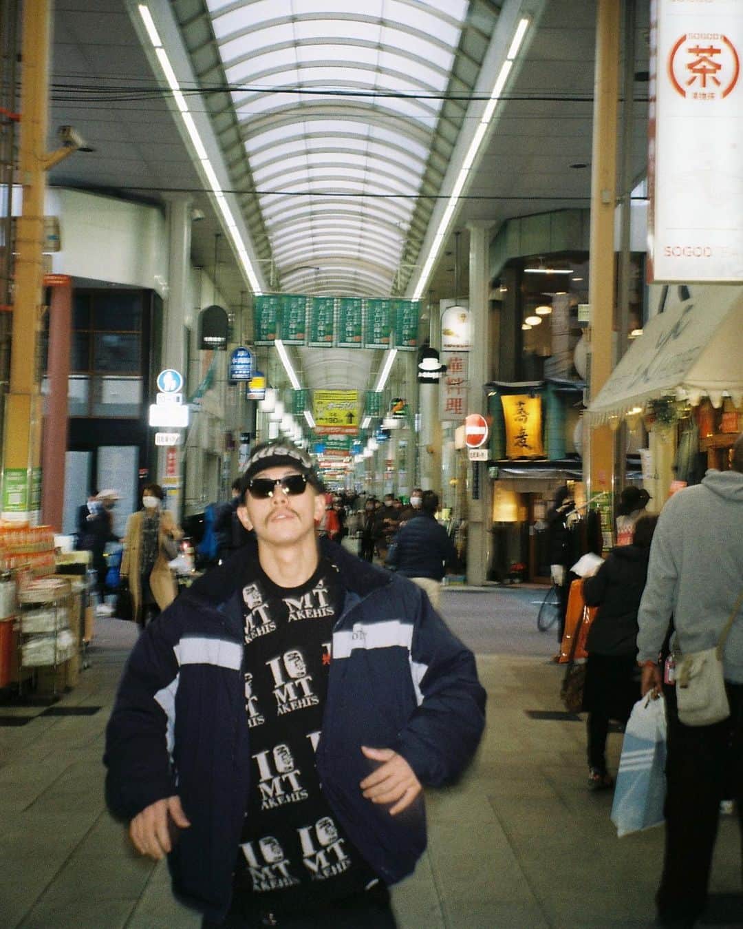 青木りおのインスタグラム：「信号待ちで鮭とば営業マンに遭遇し、買う5分前。この見た目で押しに弱いのを瞬時に見抜いたあのオッサンはきっと死神の眼を持っている。寿命教えて貰えばよかった。」