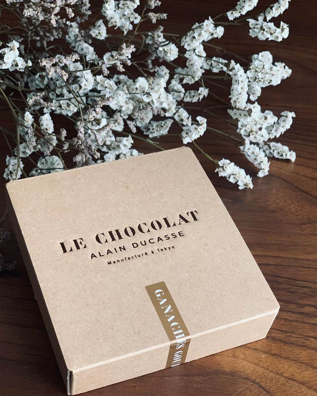 白井ゆかりのインスタグラム：「.. 今日の関東は一段と寒いですね❄️  先日、大好きな @maie_izumi からクリスマスギフト🎄が届きました♡  なかなかお会いできない中でも、優しい言葉がいっぱい詰まったお手紙とプレゼントにホクホクな私です☺️  #christmas #gift #chocolate #チョコレート好き #大好きな人」
