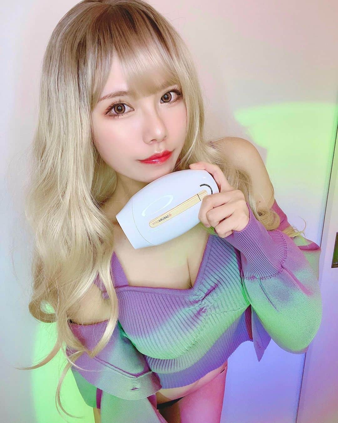 プラネットオシリスのインスタグラム：「. . この間紹介したフランスの会社 @sakuraskin_official  IPL脱毛器の白バージョン🤍 . . 私はほぼ脱毛終わっててツルツルなのですが 産毛にも効くかなーって お試し中です💕 . .  #コスプレ#コスプレイヤー#グラデーションカラー #ピンクヘア#ウィッグ#脱毛器#家庭用脱毛器#脱毛#カラコン #wig#cosplay#cosplayer」