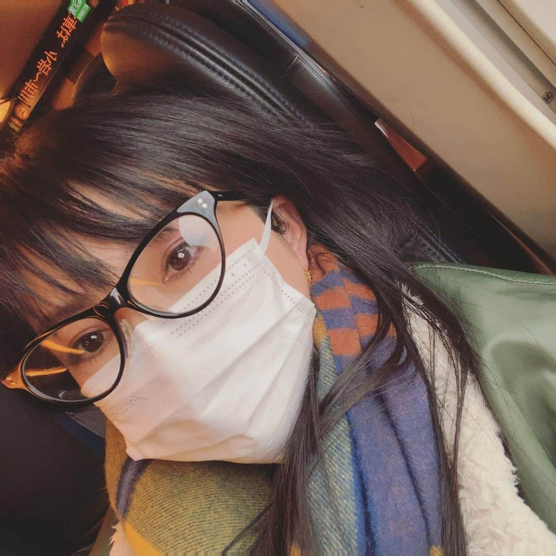 島谷ひとみさんのインスタグラム写真 - (島谷ひとみInstagram)「久しぶり〜w  今仙台からの帰りだぉ🚅。  んん？  何やら、  東京の方が寒いとか⁉️  うっそーん🥶🌨  また来週も仙台行きます❤️  今年仙台づいてる私w  #仙台帰り #新幹線車内より #何でもないたわいもないやつ。 #皆様風邪ひきませぬようお気をつけあそばせ #島谷製作所 #島谷ひとみ」12月14日 13時53分 - shimatani_hitomi_official