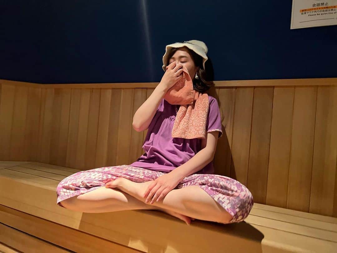 篠原梨菜さんのインスタグラム写真 - (篠原梨菜Instagram)「#朝5時のサウナTIME 昨日の中継はスパラクーアからでした！ 岩盤浴着でリゾート気分に浸れるヒーリングバーデというゾーン。 都内とは思えないほど、ゆっくりと時間の流れる場所です！ 中継前に50℃の低温サウナ、鈦虹洞(たいこうどう)に10分。 そして中継に5℃のクールサウナ、翠爽房(すいそうぼう)に移動、クールダウン🧊 高温サウナや水風呂が苦手な方にもおすすめのととのい入門コース🧖‍♀️  今の時期は気温が低いので 岩盤浴であつあつになり しゃれおつなテラスでいきなり外気浴でもアリな気が🌃 ご褒美でした！スパラクーアさんありがとうございました😭✨  #thetime_tbs  #spalaqua  #寝てないよ #朝6時のととのいTIME #スパラクーア #ヒーリングバーデ #リゾート気分  #サウナ #サウナ好き #サウナー #サウナハット #私物 #メトスサウナソッピ #次回は木梨の会ハットを #サウナ中継先募集中 #tbs #tbsアナウンサー  #篠原梨菜」12月14日 14時00分 - shinorinatbs