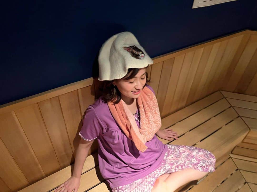 のインスタグラム：「#朝5時のサウナTIME 昨日の中継はスパラクーアからでした！ 岩盤浴着でリゾート気分に浸れるヒーリングバーデというゾーン。 都内とは思えないほど、ゆっくりと時間の流れる場所です！ 中継前に50℃の低温サウナ、鈦虹洞(たいこうどう)に10分。 そして中継に5℃のクールサウナ、翠爽房(すいそうぼう)に移動、クールダウン🧊 高温サウナや水風呂が苦手な方にもおすすめのととのい入門コース🧖‍♀️  今の時期は気温が低いので 岩盤浴であつあつになり しゃれおつなテラスでいきなり外気浴でもアリな気が🌃 ご褒美でした！スパラクーアさんありがとうございました😭✨  #thetime_tbs  #spalaqua  #寝てないよ #朝6時のととのいTIME #スパラクーア #ヒーリングバーデ #リゾート気分  #サウナ #サウナ好き #サウナー #サウナハット #私物 #メトスサウナソッピ #次回は木梨の会ハットを #サウナ中継先募集中 #tbs #tbsアナウンサー  #篠原梨菜」
