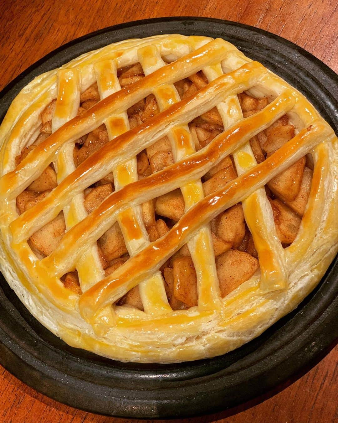 大橋未歩さんのインスタグラム写真 - (大橋未歩Instagram)「朝食😋 1日2食派だから 朝はガッツリ。  洋梨と生ハムがありがたい美味しさ😋  2枚目は焼いたアップルパイ。 パイ生地は編まなかったので 手抜き確定です😂  #おうちごはん  #アップルパイ #パンケーキ  #器  #うつわ好き」12月14日 14時01分 - o_solemiho815