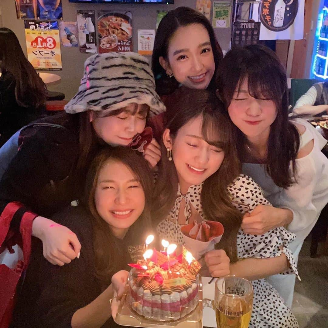 藤本真由のインスタグラム：「昨日はSARD組ちゃん❤️🤍💙  急にサプライズでケーキ🎂❣️ そしてプレゼントにお手紙もありがとう😭🌸 みんながゴソゴソ何かと思ったよ🤣  おひなと私 RQ卒業おめでとう💙 ちむちゃん お誕生日おめでとう🎂 あさみん・こちゃ レースクイーンファイナリスト おめでとう㊗️  おめでとうが飛び交う👏 なんて素敵な会なんだ🥺🌸  本当にみんなのことが大好きすぎて 全然帰りたくなかった！笑 でも、お席は2時間制です🥺  またみんなと会えるの楽しみに頑張ろう☺️❣️  そして、 あさみんとこちゃまる レースクイーン大賞ファイナリストおめでとう㊗️🎉  また、12/16〜 ファイナルステージの投票が始まるので2人の応援よろしくお願いします❤️✨  素敵な仲間に出会えて幸せな2021年になったよー🥲 ありがとうねぇ🌸  #ありがとう  #2021  #素敵な仲間」