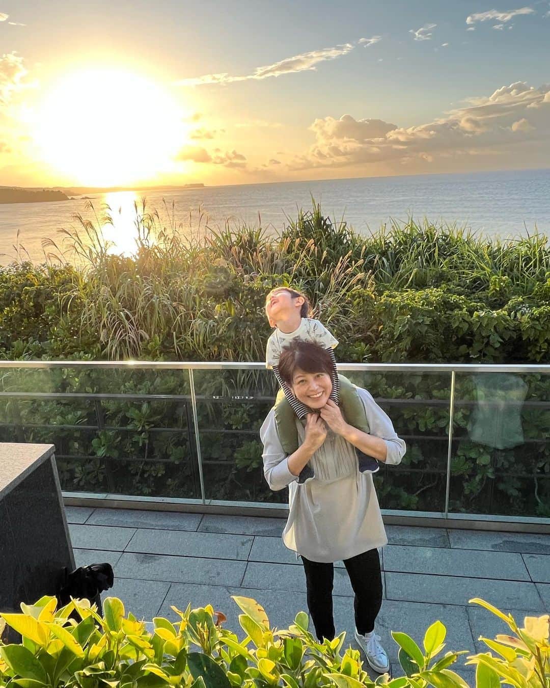 森麻季のインスタグラム：「沖縄旅行✈️ ホテル編  なかなかハワイにも行けないので今回は #ハレクラニ沖縄 にステイ  子どもにも優しく居心地が良くて2泊では物足りないくらいでした  それにしても今日は寒いですね❄️写真を見返してあの時の日差しや暖かさを懐かしく思っています  #沖縄旅行 #子連れ旅行 #沖縄 #okinawa #家族旅行 #恩納村 #ハレクラニ沖縄 #3歳半 #3歳 #第二子妊娠中 #妊娠8ヶ月」