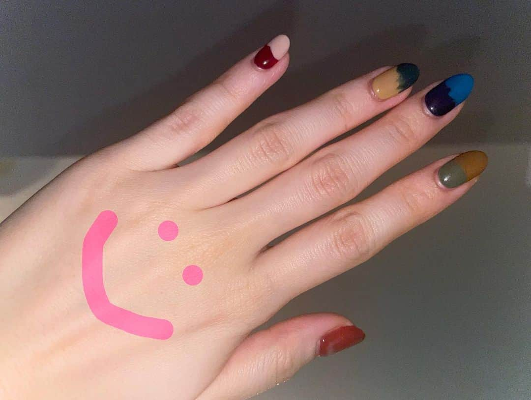 なかねかなさんのインスタグラム写真 - (なかねかなInstagram)「今回も激カワネイルは @nail_m.jewelry_ 様👏👏 人生初のマグネットネイル！💅 角度を変えると色が変わるの！😳 毎回びっくりするほど長持ちする(サボって1ヶ月以上放置しても欠けることすらない)のでまじでおすすめだよーー✌️✌️  #ネイル #ニュアンスネイル #クリスマスネイル」12月14日 14時57分 - nknknk1206