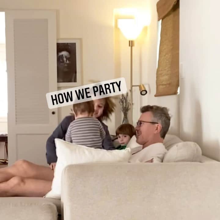 カイル・ニューマンのインスタグラム：「How we party. #fourpieceband #holidayseason 👨‍👦‍👦👼」