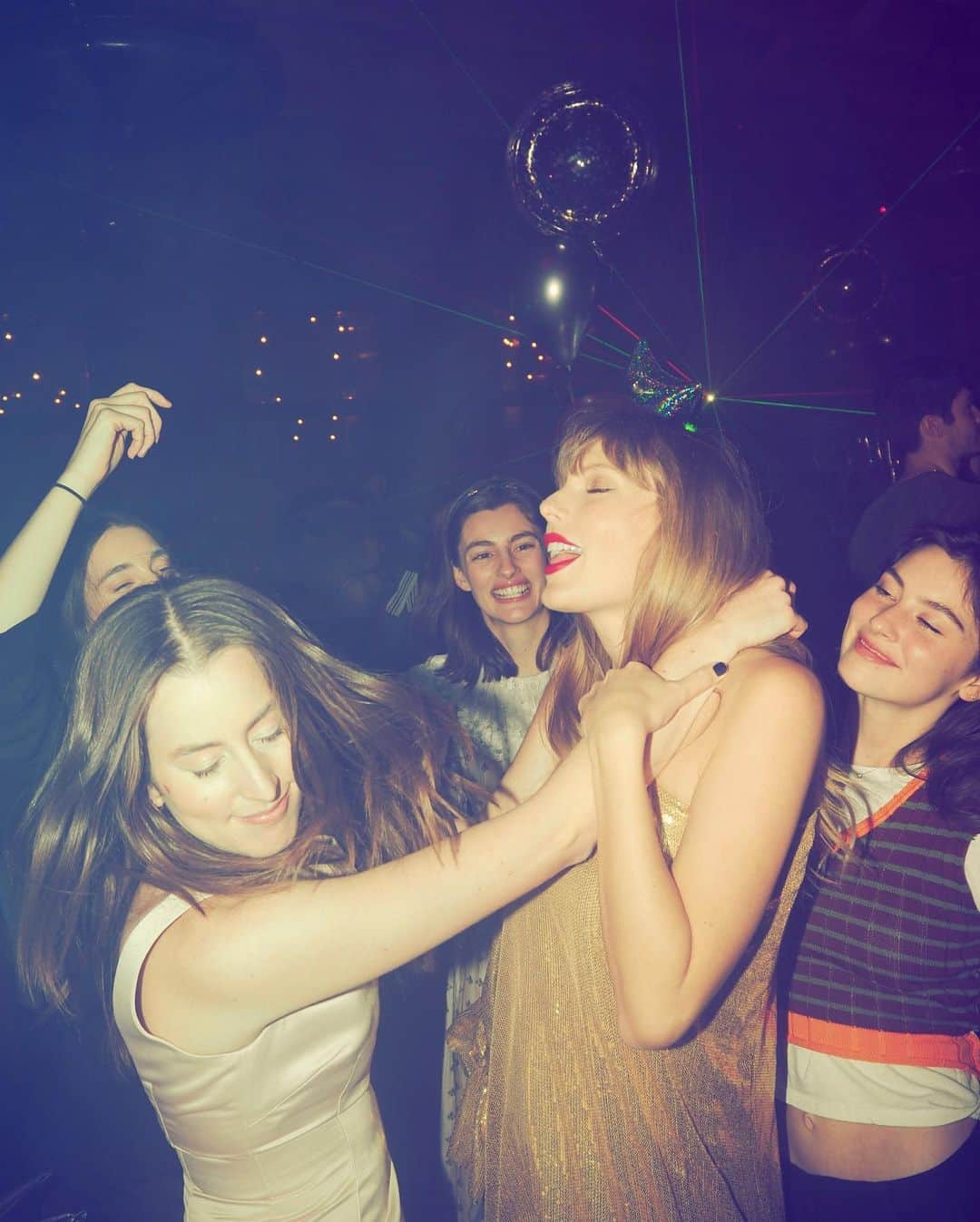 テイラー・スウィフトのインスタグラム：「*don’t say it, don’t say it OKAY I’m saying it:* I’M FEELIN 32. And Alana is feeling 30. Don’t worry we tested everyone! Thank you so much for the birthday wishes, I love you all so much 🥰🥲🎂」
