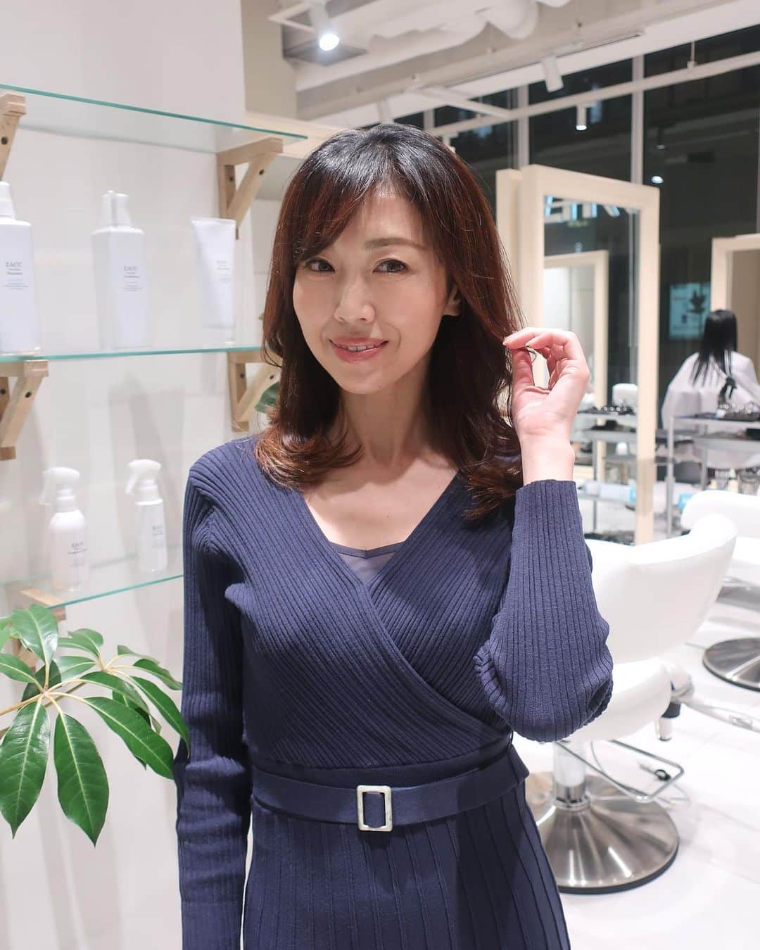 のインスタグラム：「#おはようございます  ・ 先日の　#ヘアメンテナンス は いつもお世話になっている @zacc.kayama さんのところ。 ・ ・ 先月末レイヤーを入れたので 巻き方を教えて頂きました。 ・ ・ 自分でもこんな風に巻ける様に なれたらいいなぁ♡ ・　 ・  #fashion  #ootd #ワンピース ➡︎ @lily_brown_official  ・ #銀座美容室  #銀座一丁目美容室  #銀座一丁目 #有楽町  #ヘアサロン  #ヘアカット  #ヘアスタイル  #トリートメント #前髪カット  #ヨシンモリ  #セミロング  #銀座  #hairstyle  #haircolor  #hair  #treatment  #haircut  #hairsalon  #艶髪  #ginza  #大人女子ヘア  #髪型 #巻き髪」
