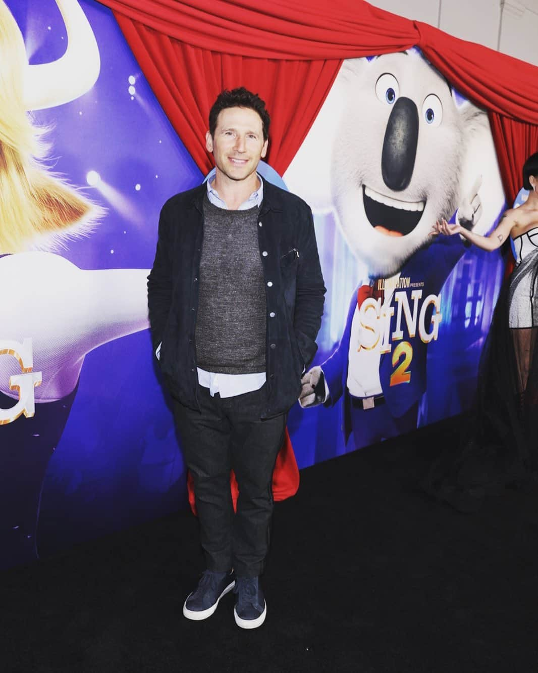 マーク・フォイアスタインのインスタグラム：「Had the best time at the @singmovie premiere last night. The movie is INCREDIBLE!!! On the right side of this photo is  @iamhalsey ‘s arm Whoo Hoo! She’s amazing, the cast is amazing and Everyone must go see #sing2」