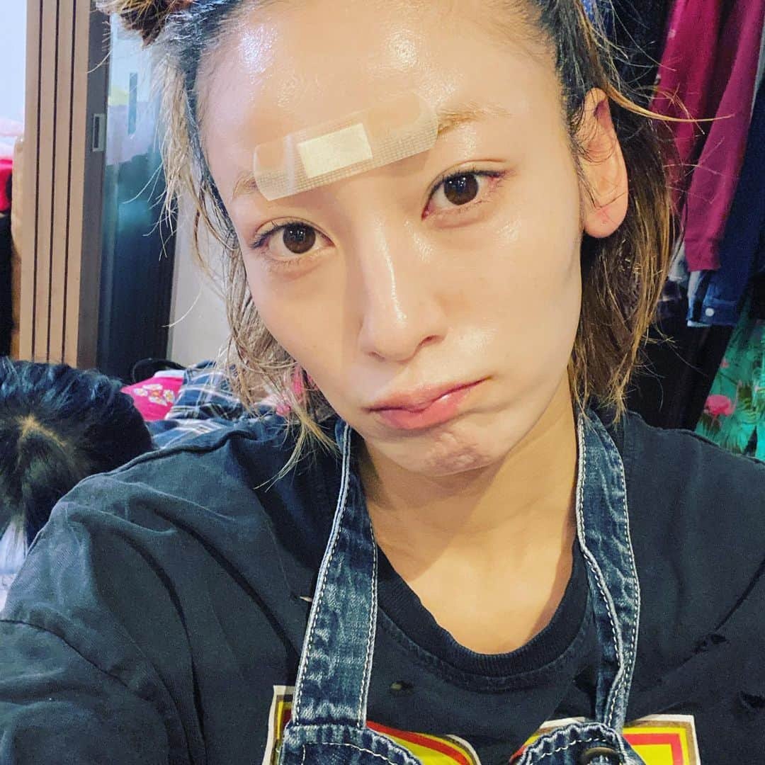 西山茉希さんのインスタグラム写真 - (西山茉希Instagram)「第三の目、 塞ぎました。  #アプリアソビから発覚 #頭上舞うサンタよりニキビ #ニキビなのかフキデモノなのか #言い方注意される年齢です  見つけると潰すか針さすタイプなので、 見えなくするようになりました。  #🩹 #自然治癒 #ホルモンと肌 #エンドレス  @attenir_official  アテニアスキンケアを始めてもうすぐ1ヶ月。  美容フェチマネージャーに、 直接の"いいね"もらえてます。 やっぴ🤗  PS.この写真で伝えることでは無かったのかもしれない火曜日の朝  #ぐんもです」12月14日 8時42分 - maki.nshiyama50