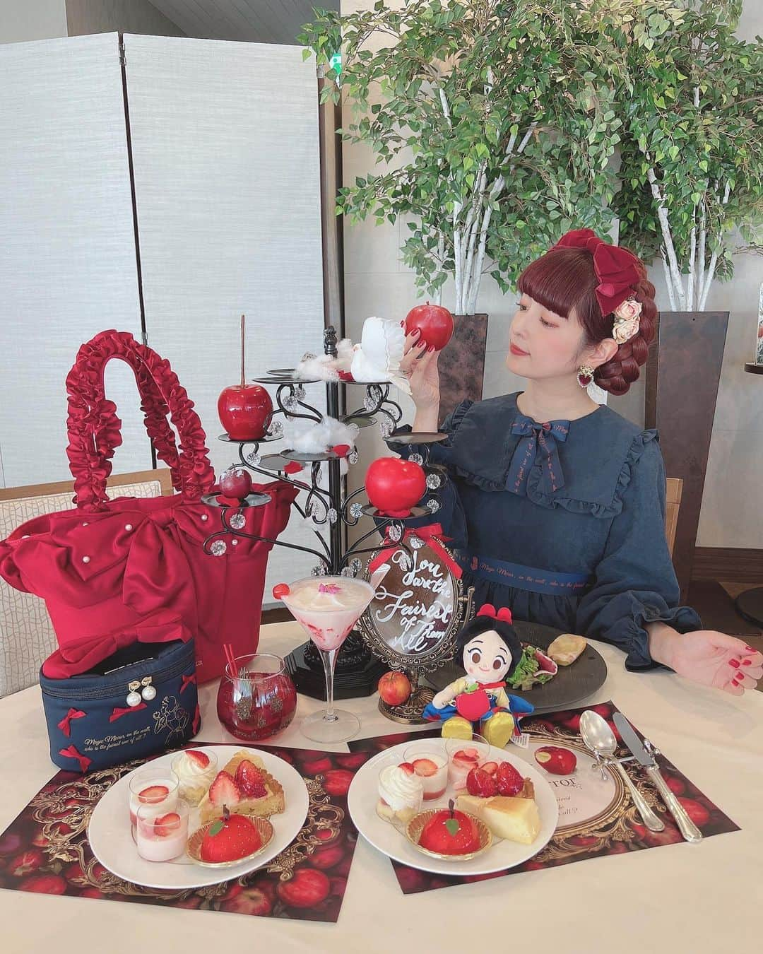 青木美沙子さんのインスタグラム写真 - (青木美沙子Instagram)「@intercontitokyobay  さんの白雪姫の肌を連想させる真っ白な雪の世界をイメージしたスイーツビュッフェ「STRAWBERRY SNOW WHITE ～苺で目覚める白雪姫～」に行って来ました🍎 今年は白雪姫に夢中🍎  来年2月28日まで開催🍎  もちろん、白雪姫コーデで行きました🍎  イチゴのスイーツはもちろん、カレーやポテトなどもあり、盛り沢山🍎  白雪姫をイメージしたノンアルコールカクテルも可愛すぎました🍎  白雪姫コーデで是非是非行って見てね🍎  #インターコンチネンタル東京ベイ  #白雪姫コーデ #白雪姫スイーツビュッフェ #竹芝 #美沙子のお茶会」12月14日 9時47分 - misakoaoki