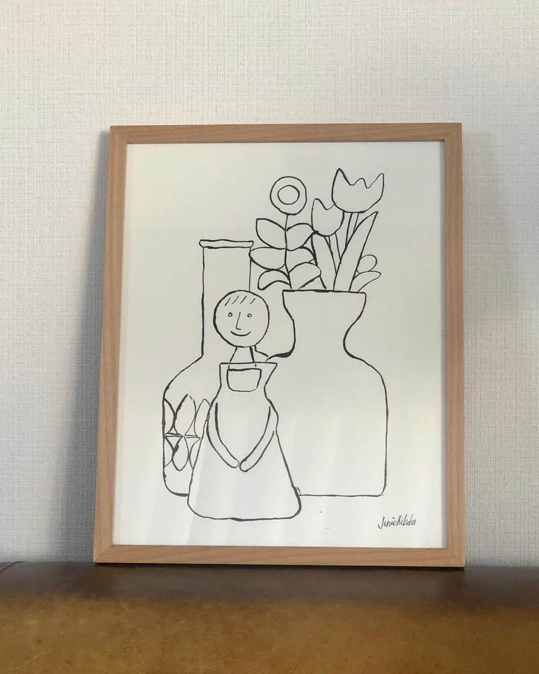 加藤紀子のインスタグラム：「寒空の朝、 大好きなイラストレーター 江夏君の作品が我が家に。 　@kokajunichi  今秋巡ったクラフト展　@ash_designcraft で出会って たまらず購入。 観るだけでホッコリポカポカ、 幸せな気持ち。 いつだって私は江夏君が描く世界が大好きだけど、 この子もまた🥰  展示会場でもあった　@soloshirt さんは 温かなお気持ちを添えてくださり（ありがとうございます！） 益々鹿児島の人たちが好きになりました！  どこに飾って眺めようかなぁ😊」