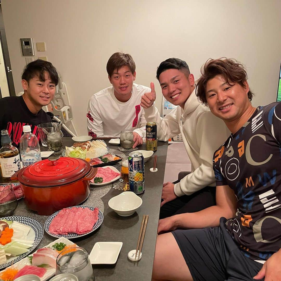 藤岡裕大さんのインスタグラム写真 - (藤岡裕大Instagram)「昨日は大河、光輝、BPの末吉が家にご飯食べに来てくれました！ またやります！  2枚目は末吉にプレゼントしたダウンです！ 喜んでくれて良かったです！笑  #藤岡裕大 #平沢大河 #福田光輝 #末吉恭平 #ホームパーティー」12月14日 10時28分 - yuda1.0808