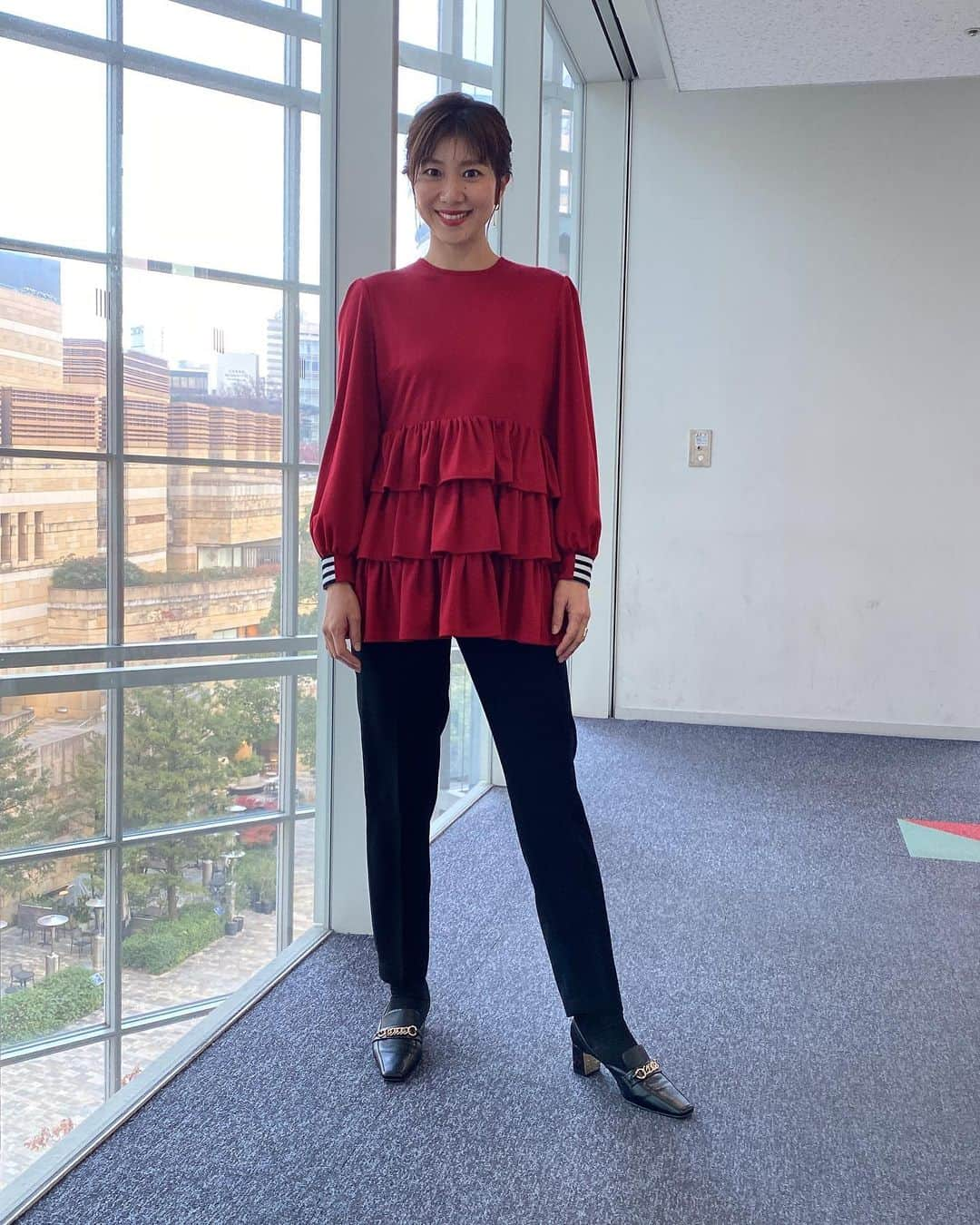 潮田玲子さんのインスタグラム写真 - (潮田玲子Instagram)「グッドモーニングでした🙆‍♀️ 今朝は寒い朝でした〜日中でも寒いですが、体調にはくれぐれも皆さん気をつけてくださいねー！  衣装はトップス.パンツ @bordersatbalcony_official  ピアス @room403_official  ブーツ @randa_pic  赤いTopsの衣装は先週です🥰☝️  トップス.パンツ @bordersatbalcony_official  ピアス @ete_official  パンプス @randa_pic  #テレビ朝日 #グッドモーニング #火曜日スポーツコメンテーター #衣装紹介」12月14日 10時29分 - reikoshiota_official