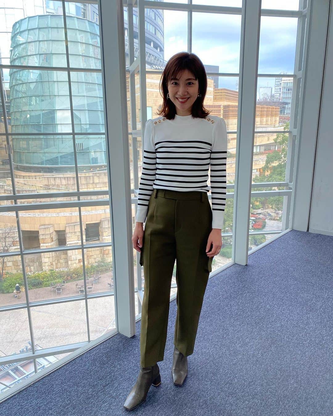 のインスタグラム：「グッドモーニングでした🙆‍♀️ 今朝は寒い朝でした〜日中でも寒いですが、体調にはくれぐれも皆さん気をつけてくださいねー！  衣装はトップス.パンツ @bordersatbalcony_official  ピアス @room403_official  ブーツ @randa_pic  赤いTopsの衣装は先週です🥰☝️  トップス.パンツ @bordersatbalcony_official  ピアス @ete_official  パンプス @randa_pic  #テレビ朝日 #グッドモーニング #火曜日スポーツコメンテーター #衣装紹介」