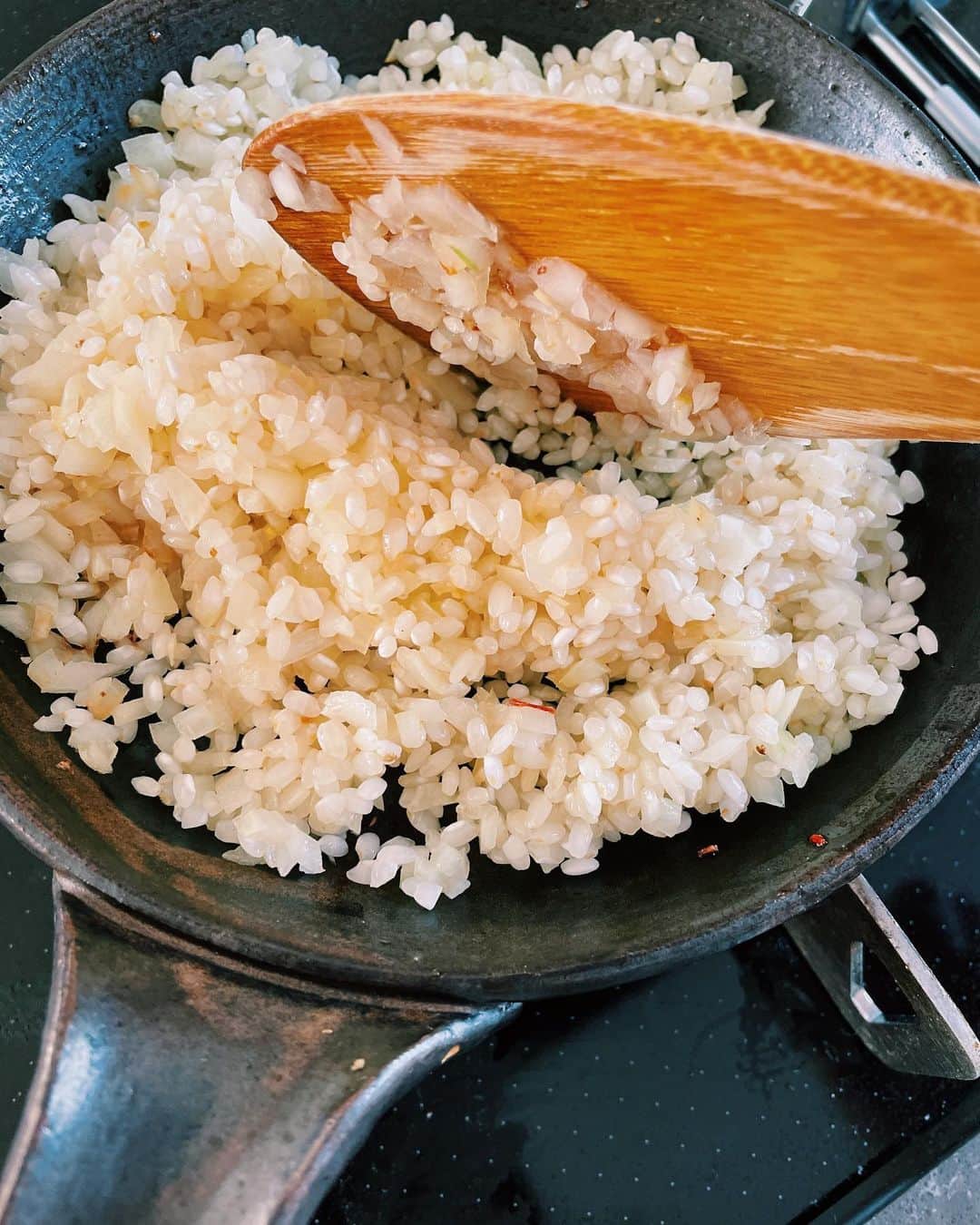 原田沙奈子さんのインスタグラム写真 - (原田沙奈子Instagram)「フライパンやスキレットで簡単にできるパエリア🍋  炊飯器でも作ってたんだけど、 お客さん来た時とかパーティーの時はテーブルにボンっと置けるスタイルもいいかな。  味付けとか複雑そうに思うけど、 ベジタブルストック使ったらビックリするくらい簡単で美味しい。  ムール貝も良いけど、 今回はスーパーですぐに買えるアサリで☺️  ーーー 【簡単パエリア】 ※今回はスキレット分  ・有頭エビ（背わたをとる）　3匹 ・いか　お好みで ・あさり（洗っておく）　3~6個 ・玉ねぎ（みじん切り）　1/4個 ・プチトマト　3〜4個 ・ニンニク（みじん切り）　1/2片 ・米　1カップ ・サフラン（水に浸しておく）　ひとつまみ ・ベジタブルストック　1袋 ・オリーブオイル　大さじ1 ✔️フライパン（スキレット）にオリーブオイルとニンニクを入れて有頭エビを程よく炒める ✔️一旦、取り出し、そのままのフライパンに玉ねぎを入れてしんなりするまで炒める ✔️そこに洗わないお米を入れて玉ねぎと一緒に炒める ✔️白米が透明になったら水とベジタブルストックとサフランで色出しした水（サフランごと）を加える ✔️その上にいか、あさり、トマトと焼いた有頭エビをバランスよく置く ✔️蓋（アルミでも）をして10〜15分くらい煮る （そのあと手間でなければオーブンに10分くらい入れたいけど…めんどうなので） 水分がなくなったら火を消して5〜10分位くらい蒸らす ※フライパンの大きさにも関係しますので目安にしてください ※おこげを作りたい時は再度強火でジリジリ焼いてください ーーー  私は最後に柑橘とサラダセロリーを添えてみた☺️  今回使ったベジタブルストックは、 国産野菜の旨味が凝縮してるから美味しい！し、 どんなお料理にも使える！し、 粉末の分包タイプだから使いやすい。  無添加だから子供と一緒のご飯にも◎  #mother_inc#野菜出汁#ベジタブルストック#東原亜希#無添加 #野菜だし#vegetablestock#pr #パエリア#サナコ_お料理#サナコ_レシピ」12月14日 10時32分 - sanakoharada