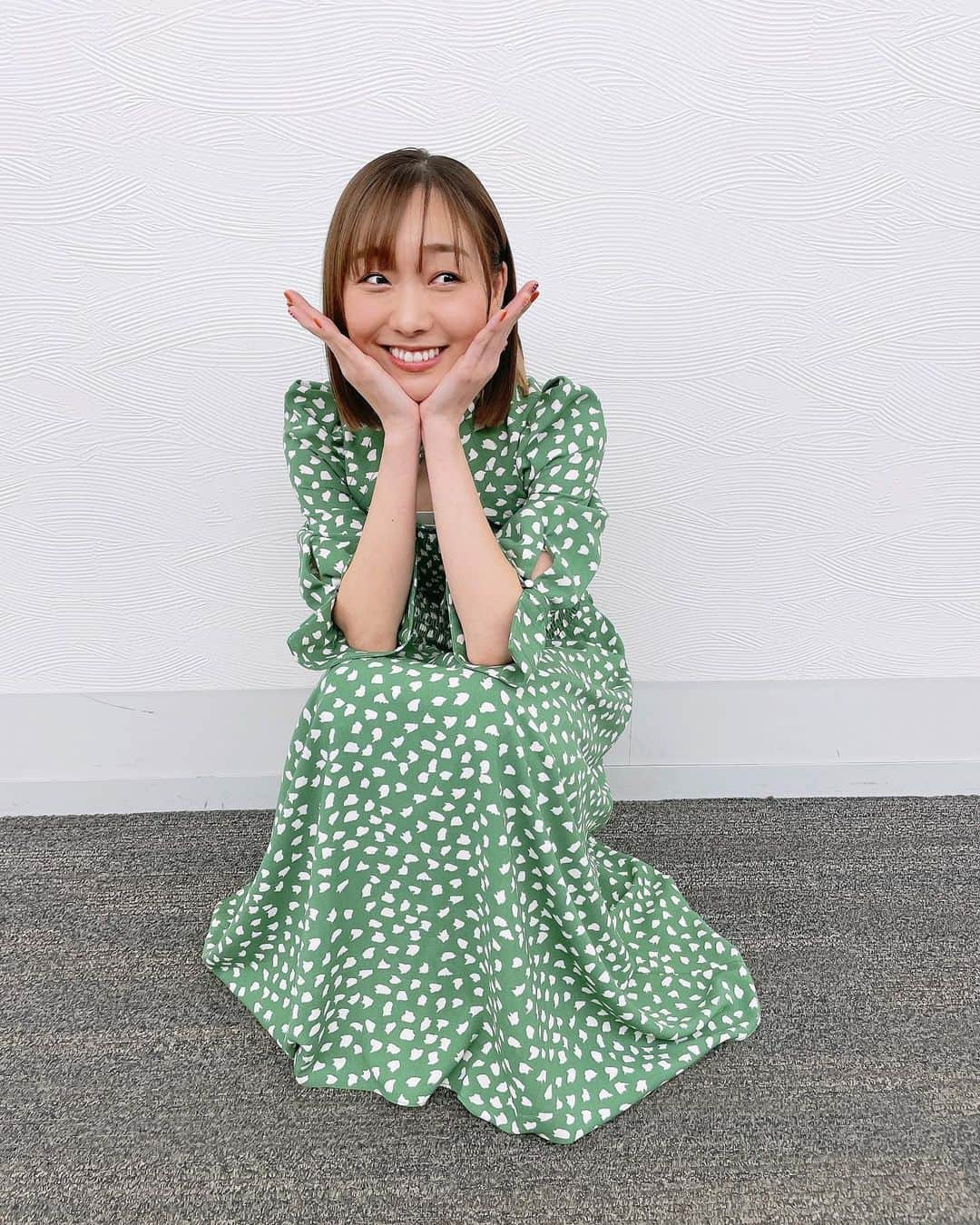 須田亜香里さんのインスタグラム写真 - (須田亜香里Instagram)「ニットワンピ着た時にお尻プリッとなると嬉しい〜🍑 流行りのマーメイドのスカートはお尻の見え方大事だね🤤  よくメンバーからも尻トレを聞かれますが、週に1〜2回、やる気が出た時だけやるよ(笑)  四つん這いになって後ろに足を蹴り上げるやつ。30回を1セットにして、最低2セット。 気力があればそれも筋トレ用のゴムバンドとか使ってやるけど、大体気力ないしズボラ(笑) 私の持論。頑張らないケアが一番続く！とりあえずメンバーから褒めてもらえるうちはきっと大丈夫だ😋 #ニットワンピ #尻トレ #ド真ん中ジャーナル #池上彰のニュースそうだったのか #須田亜香里衣装」12月14日 10時42分 - akarisuda