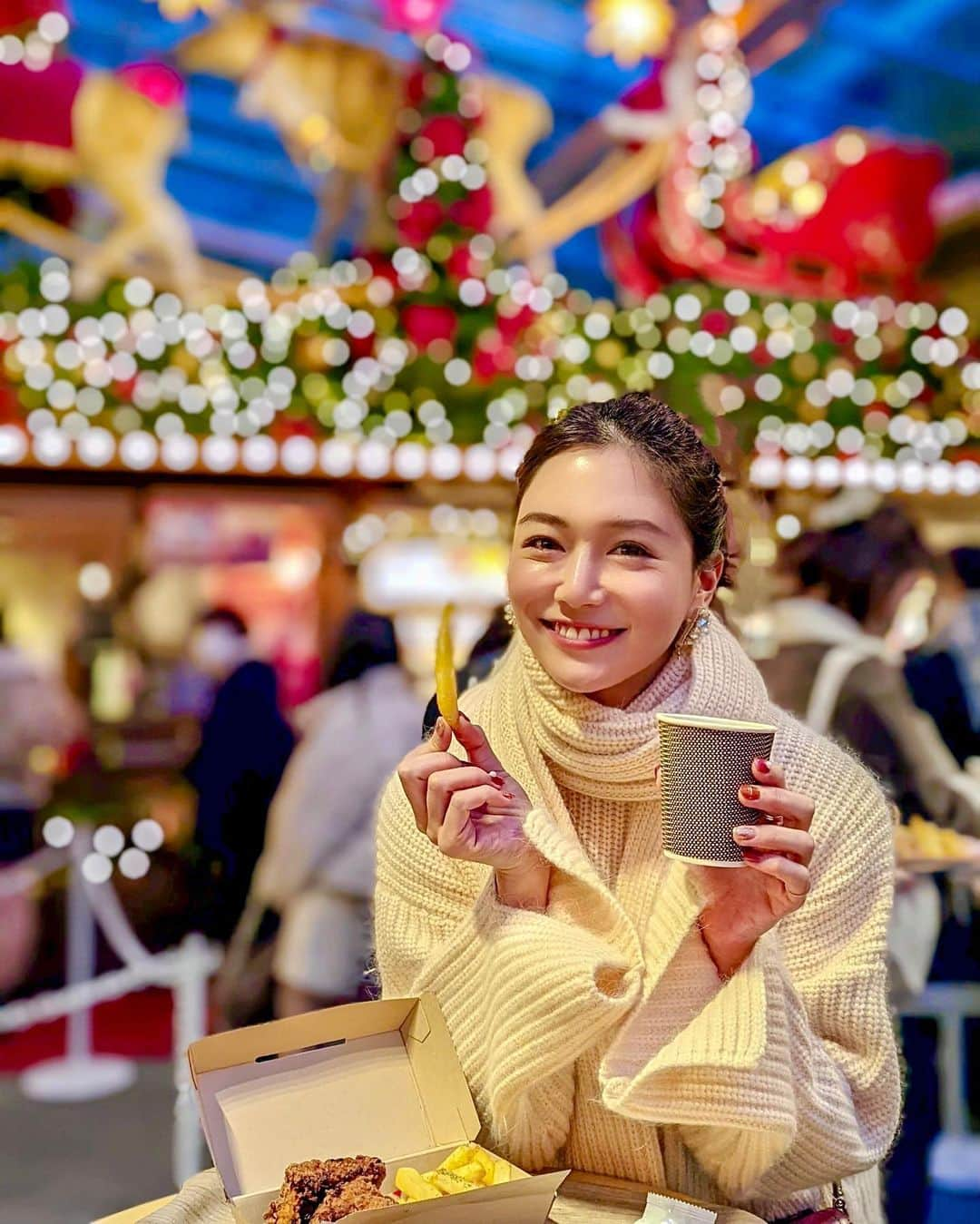 石井里奈さんのインスタグラム写真 - (石井里奈Instagram)「こんにちは💕✨ もうすぐクリスマス🎄🎅 大好きなイルミネーションが見られる季節☃️❤️ 毎年必ず観に行っている六本木ヒルズのクリスマスイベントへ🎄💕 . クリスマスの本場、ドイツの雰囲気を再現したクリスマスマーケットが✨ ドイツオリジナルのクリスマス雑貨や、グリューワイン、ソーセージといった本格ドイツ料理などのお店がずらり❤️私もホットワインとチキンとポテトを☺️✨まるでドイツ旅行に来てるみたいで楽しかった〜🎵 ウェストウォークデコレーションとツリーも綺麗だし、こないだ投稿したcartierのクリスマスツリーも夜は店頭！とっても素敵でした✨ . しかも今 @roppongihillsofficial でプレゼントキャンペーン実施中！25日までにフォロー＆キャンペーン投稿に「いいね」or「コメント」するとバルミューダのコーヒーメーカーがあたるみたい！🧡ぜひ応募してみてね！ . ヒルズで映画見て、クリスマーケット堪能してイルミネーション見るのもいいね❤️けやき坂のイルミネーションはまた別途投稿するね🎵 . コーデはこちら🧡 tops... @eimyistoire_official  skirt... @tarajarmon_jp  bag... @samantha.thavasa_official  boots... @hermes  . ホワイトニットとチェックのスカートがクリスマスイベントにぴったりでしょ💕映える写真もたくさん撮れるのでぜひ遊びに行ってみてね🧡 . #六本木 #イルミネーション #クリスマスマーケット #クリスマス #クリスマスコーデ #roppongi #インスタ映え #インスタ映えスポット #Promotion #クリスマスキャンペーン #六本木ヒルズ #東京イルミネーション #eimyistoire #エイミーイストワール #samanthathavasa #サマンサタバサ #hermes #ドイツ #ドイツ旅行 #ドイツクリスマスマーケット #ドイツ生活 #クリスマスデート #ホットワイン #イルミネーションデート #ポニーテール #イルミネーション2021 #tarajarmon #エルメス #クリスマスツリー #cartier」12月14日 11時53分 - ri7tin1025