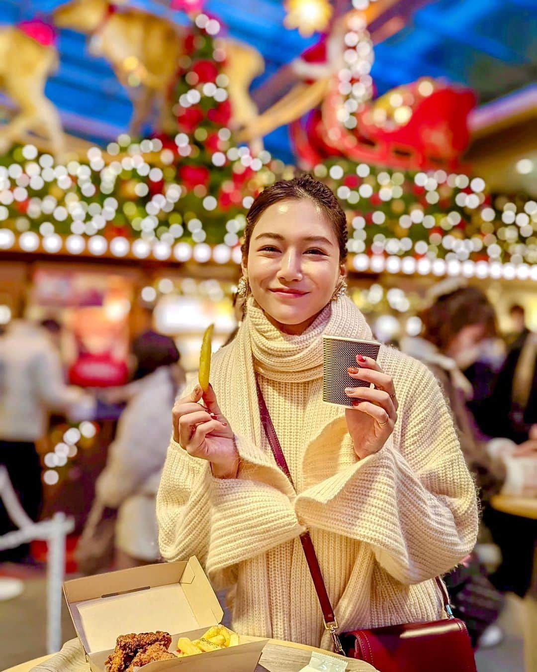 石井里奈さんのインスタグラム写真 - (石井里奈Instagram)「こんにちは💕✨ もうすぐクリスマス🎄🎅 大好きなイルミネーションが見られる季節☃️❤️ 毎年必ず観に行っている六本木ヒルズのクリスマスイベントへ🎄💕 . クリスマスの本場、ドイツの雰囲気を再現したクリスマスマーケットが✨ ドイツオリジナルのクリスマス雑貨や、グリューワイン、ソーセージといった本格ドイツ料理などのお店がずらり❤️私もホットワインとチキンとポテトを☺️✨まるでドイツ旅行に来てるみたいで楽しかった〜🎵 ウェストウォークデコレーションとツリーも綺麗だし、こないだ投稿したcartierのクリスマスツリーも夜は店頭！とっても素敵でした✨ . しかも今 @roppongihillsofficial でプレゼントキャンペーン実施中！25日までにフォロー＆キャンペーン投稿に「いいね」or「コメント」するとバルミューダのコーヒーメーカーがあたるみたい！🧡ぜひ応募してみてね！ . ヒルズで映画見て、クリスマーケット堪能してイルミネーション見るのもいいね❤️けやき坂のイルミネーションはまた別途投稿するね🎵 . コーデはこちら🧡 tops... @eimyistoire_official  skirt... @tarajarmon_jp  bag... @samantha.thavasa_official  boots... @hermes  . ホワイトニットとチェックのスカートがクリスマスイベントにぴったりでしょ💕映える写真もたくさん撮れるのでぜひ遊びに行ってみてね🧡 . #六本木 #イルミネーション #クリスマスマーケット #クリスマス #クリスマスコーデ #roppongi #インスタ映え #インスタ映えスポット #Promotion #クリスマスキャンペーン #六本木ヒルズ #東京イルミネーション #eimyistoire #エイミーイストワール #samanthathavasa #サマンサタバサ #hermes #ドイツ #ドイツ旅行 #ドイツクリスマスマーケット #ドイツ生活 #クリスマスデート #ホットワイン #イルミネーションデート #ポニーテール #イルミネーション2021 #tarajarmon #エルメス #クリスマスツリー #cartier」12月14日 11時53分 - ri7tin1025