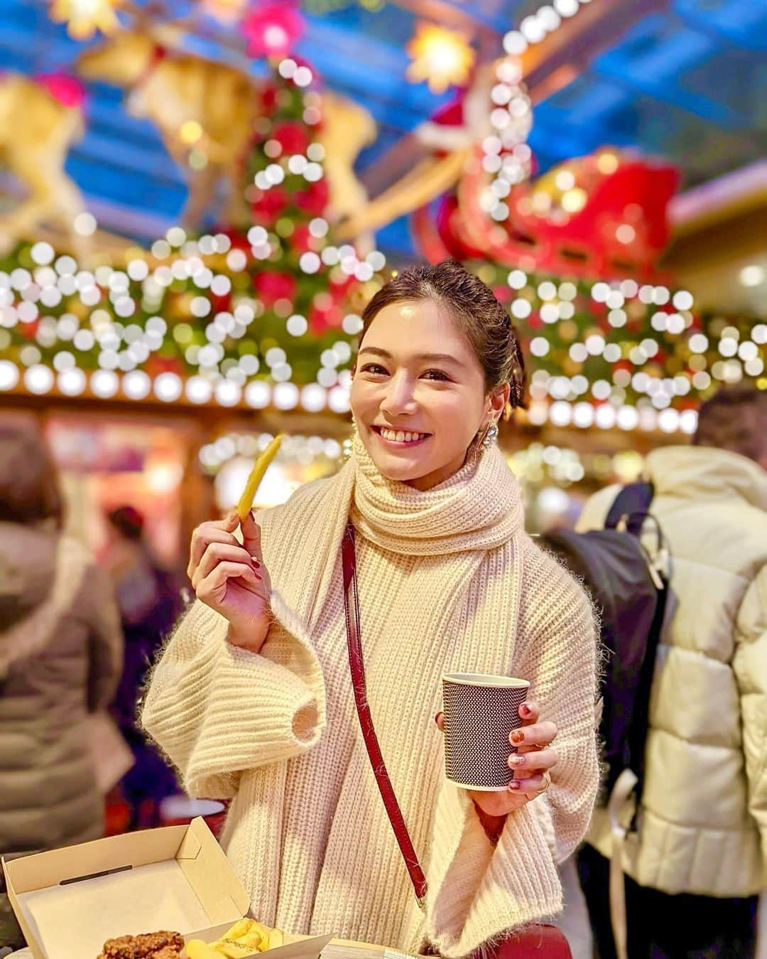 石井里奈さんのインスタグラム写真 - (石井里奈Instagram)「こんにちは💕✨ もうすぐクリスマス🎄🎅 大好きなイルミネーションが見られる季節☃️❤️ 毎年必ず観に行っている六本木ヒルズのクリスマスイベントへ🎄💕 . クリスマスの本場、ドイツの雰囲気を再現したクリスマスマーケットが✨ ドイツオリジナルのクリスマス雑貨や、グリューワイン、ソーセージといった本格ドイツ料理などのお店がずらり❤️私もホットワインとチキンとポテトを☺️✨まるでドイツ旅行に来てるみたいで楽しかった〜🎵 ウェストウォークデコレーションとツリーも綺麗だし、こないだ投稿したcartierのクリスマスツリーも夜は店頭！とっても素敵でした✨ . しかも今 @roppongihillsofficial でプレゼントキャンペーン実施中！25日までにフォロー＆キャンペーン投稿に「いいね」or「コメント」するとバルミューダのコーヒーメーカーがあたるみたい！🧡ぜひ応募してみてね！ . ヒルズで映画見て、クリスマーケット堪能してイルミネーション見るのもいいね❤️けやき坂のイルミネーションはまた別途投稿するね🎵 . コーデはこちら🧡 tops... @eimyistoire_official  skirt... @tarajarmon_jp  bag... @samantha.thavasa_official  boots... @hermes  . ホワイトニットとチェックのスカートがクリスマスイベントにぴったりでしょ💕映える写真もたくさん撮れるのでぜひ遊びに行ってみてね🧡 . #六本木 #イルミネーション #クリスマスマーケット #クリスマス #クリスマスコーデ #roppongi #インスタ映え #インスタ映えスポット #Promotion #クリスマスキャンペーン #六本木ヒルズ #東京イルミネーション #eimyistoire #エイミーイストワール #samanthathavasa #サマンサタバサ #hermes #ドイツ #ドイツ旅行 #ドイツクリスマスマーケット #ドイツ生活 #クリスマスデート #ホットワイン #イルミネーションデート #ポニーテール #イルミネーション2021 #tarajarmon #エルメス #クリスマスツリー #cartier」12月14日 11時53分 - ri7tin1025