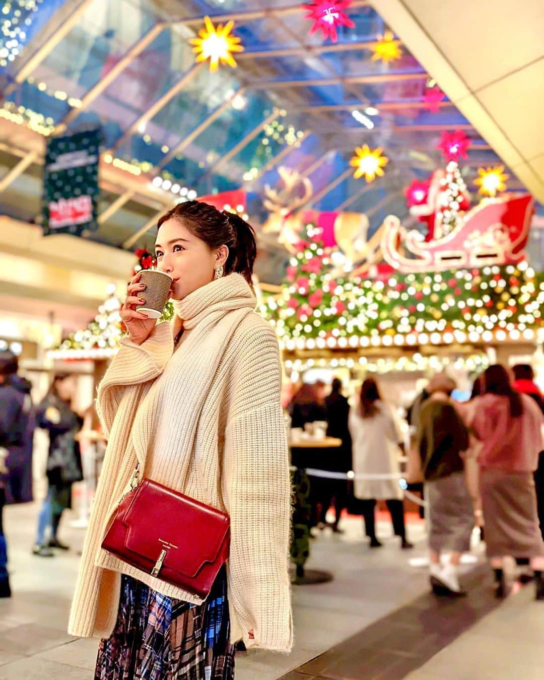 石井里奈さんのインスタグラム写真 - (石井里奈Instagram)「こんにちは💕✨ もうすぐクリスマス🎄🎅 大好きなイルミネーションが見られる季節☃️❤️ 毎年必ず観に行っている六本木ヒルズのクリスマスイベントへ🎄💕 . クリスマスの本場、ドイツの雰囲気を再現したクリスマスマーケットが✨ ドイツオリジナルのクリスマス雑貨や、グリューワイン、ソーセージといった本格ドイツ料理などのお店がずらり❤️私もホットワインとチキンとポテトを☺️✨まるでドイツ旅行に来てるみたいで楽しかった〜🎵 ウェストウォークデコレーションとツリーも綺麗だし、こないだ投稿したcartierのクリスマスツリーも夜は店頭！とっても素敵でした✨ . しかも今 @roppongihillsofficial でプレゼントキャンペーン実施中！25日までにフォロー＆キャンペーン投稿に「いいね」or「コメント」するとバルミューダのコーヒーメーカーがあたるみたい！🧡ぜひ応募してみてね！ . ヒルズで映画見て、クリスマーケット堪能してイルミネーション見るのもいいね❤️けやき坂のイルミネーションはまた別途投稿するね🎵 . コーデはこちら🧡 tops... @eimyistoire_official  skirt... @tarajarmon_jp  bag... @samantha.thavasa_official  boots... @hermes  . ホワイトニットとチェックのスカートがクリスマスイベントにぴったりでしょ💕映える写真もたくさん撮れるのでぜひ遊びに行ってみてね🧡 . #六本木 #イルミネーション #クリスマスマーケット #クリスマス #クリスマスコーデ #roppongi #インスタ映え #インスタ映えスポット #Promotion #クリスマスキャンペーン #六本木ヒルズ #東京イルミネーション #eimyistoire #エイミーイストワール #samanthathavasa #サマンサタバサ #hermes #ドイツ #ドイツ旅行 #ドイツクリスマスマーケット #ドイツ生活 #クリスマスデート #ホットワイン #イルミネーションデート #ポニーテール #イルミネーション2021 #tarajarmon #エルメス #クリスマスツリー #cartier」12月14日 11時53分 - ri7tin1025