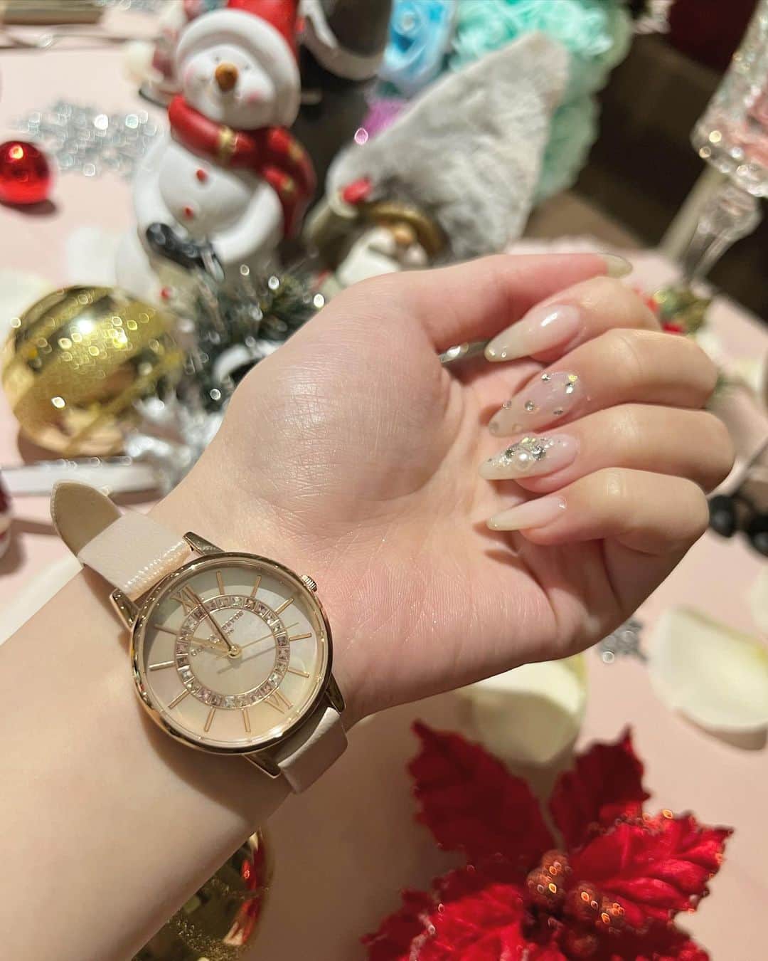 吉田恵美さんのインスタグラム写真 - (吉田恵美Instagram)「@oliviaburtonjapan さんから 素敵な時計をいただきました🥰  クリスマスの限定ボックスで ベルトの交換できる部分と、ブレスレットがついてます！  ピンクゴールドで肌馴染みも良く、キラキラしていてかわいいです✨ ボックスも豪華なので、クリスマスプレゼントにおすすめです🎅🎄  #oliviaburton #oliviaburtontokyo  #オリビアバートン @hms_watchstore」12月14日 12時13分 - _yoshida_megumi
