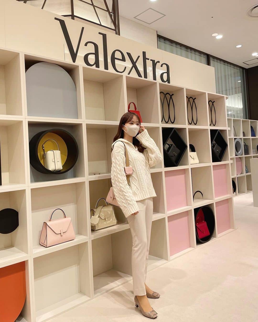 のインスタグラム：「昨日は 阪急うめだ @valextra のPOPUPへ 🦢🤍  色鮮やかでワクワクする空間 ✨  中でもこの絶妙なピンク色にひとめぼれ. . ! マイクロイジィデかわいかったな〜🤍  ✍🏻阪急うめだ1Fコトコトステージ11 〜12.14(火)まで #valextra」