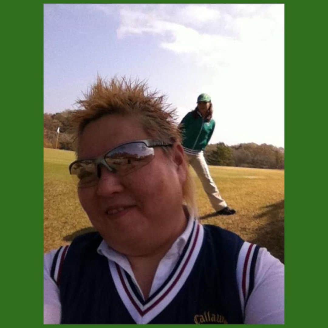 井上貴子さんのインスタグラム写真 - (井上貴子Instagram)「むかし 田口氏とゴルフ行った時の写真  肩に乗ってる風で（笑）  さて 本日貴子ちゃんちゅーぶ更新です  田口氏の回が今回はとりあえず終了  またちょいちょい出演してもらいます  チャンネル登録まだの方 ぜひ面倒な作業ではありますが  ぜひぜひ  よろしくお願いします  https://www.youtube.com/c/takacoinoue   Happyで^ ^  プロフィール画面に記載のURLより 通販サイト「神取屋」に飛べます^ ^  コロナ禍に携わる全てのお仕事の皆様 心から感謝しています 引き続き油断せずお気をつけてお過ごし下さいませ  #井上貴子  #LLPWX #大掃除 #神取屋歳末セール #全品30%off #女子プロレス #womensprowrestring #トイプードル #毎週火曜日YouTube更新 #田口かほる #影かほる #https://www.youtube.com/c/takacoinoue  #cacatocacat #貴子ちゃんちゅーぶ #YouTubeはじめました #チャンネル登録お願い致します #LLPWX通販サイト神取屋 #感謝 #STOPCOVID19」12月14日 12時23分 - takaco_inoue