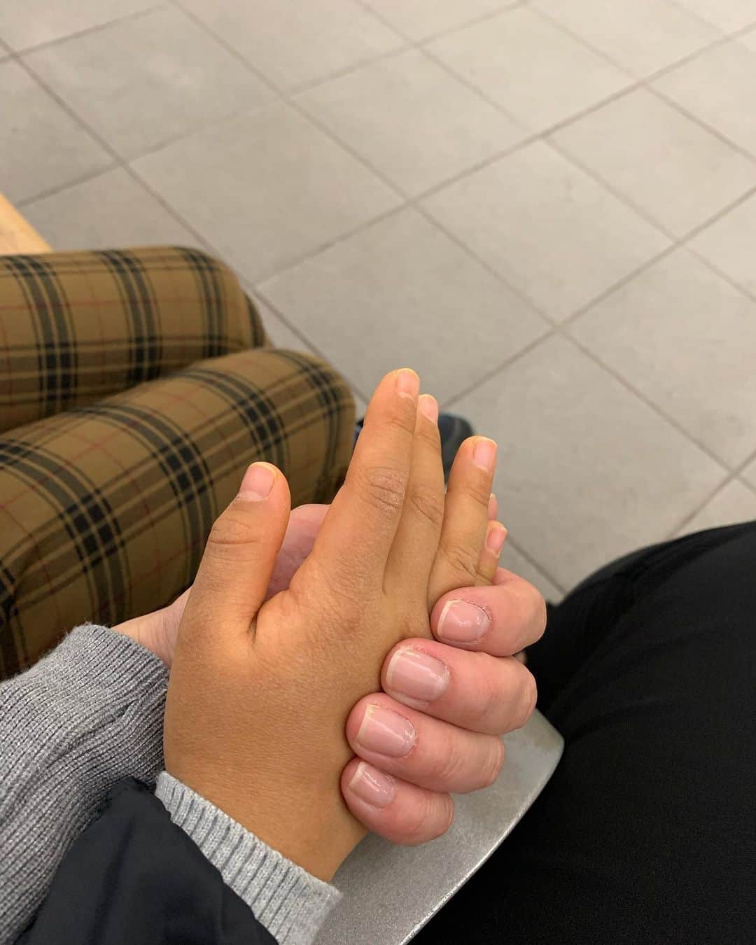 中澤裕子のインスタグラム：「・・  昨日、幼稚園が代休だった息子と 地下鉄に乗りました。  降りる時に、息子が運転士さんに 「ありがとうございました。」 と、言うと運転士さんが、  「ありがとうございました。 また乗ってください。」  と、お返事をくださいました。  happyな２人時間が さらに幸せな気持ちになりました。 息子もニコニコうれしそうで。  運転士さん、優しいお言葉ありがとうございました。  子ども達、いつもは２人で、 1人ずつ過ごす時間は とっても貴重です✨  #福岡 #地下鉄  #息子とふたり #手を繋いで  #お友だちと合流」