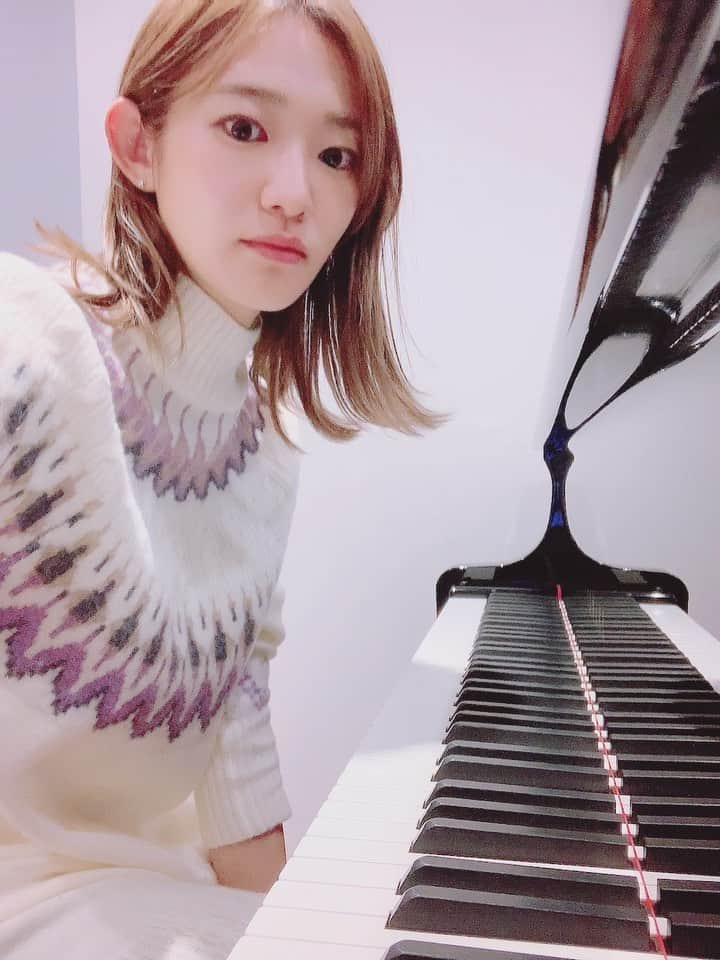 小田唯のインスタグラム：「久しぶりにグランドピアノで練習してきました🥰音がクリアで気持ちいいんだけどその分雑な部分が浮き出ます😵普段の練習もっと丁寧にやります🤣 たくさん間違えちゃった😇💓  #ピアノ　#グランドピアノ　#ヤマハ　#ショパン　#ワルツ　#クラシック　#クラシックピアノ　#piano #YAMAHA #chopin #waltz #classic  3分で終わります😣あと見直してたらカメラ意識してて恥ずかしい🤣」