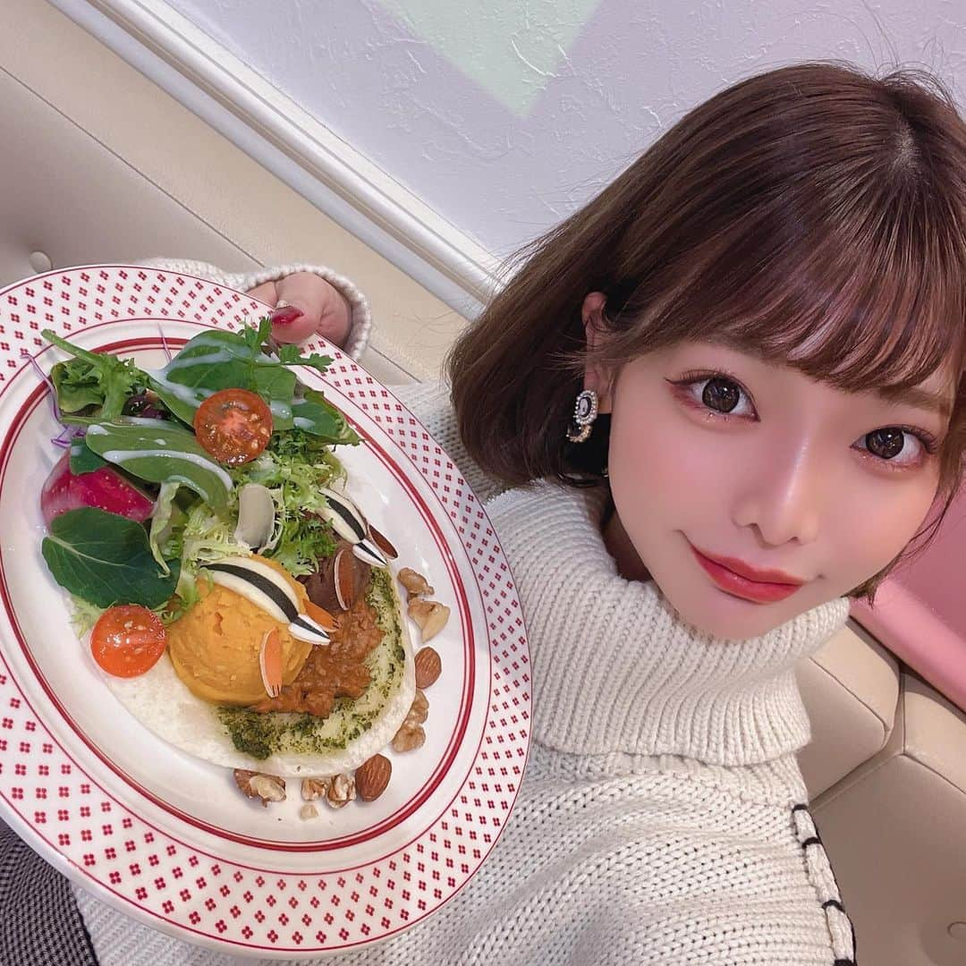 米倉みゆさんのインスタグラム写真 - (米倉みゆInstagram)「チーデーってやつですね🐿🐿 「チップ＆デール」OH MY CAFE · · · · · · ·  #もぐもぐする米倉  #ohmycafe #チップとデール  #ディズニー #ディズニー写真部 #ディズニー写真隊 #東急プラザ表参道原宿 #表参道 #表参道カフェ #表参道ランチ #表参道グルメ #表参道スイーツ #原宿 #原宿カフェ #原宿グルメ #原宿ランチ #インスタ映えスポット #インスタ映えスイーツ #可愛いカフェ #かわいいカフェ #cafe  #food #japan  #dinner #lunch #disney #white #tokyo  #fashion  #like」12月14日 23時19分 - yone__miyu630