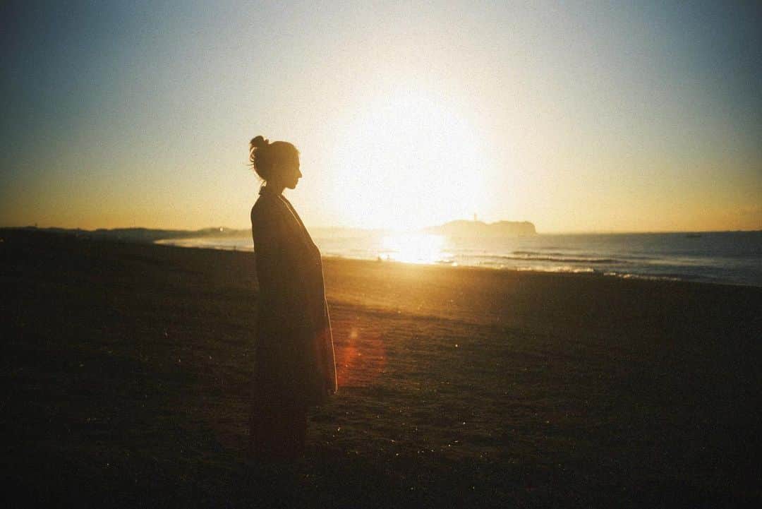 May J.のインスタグラム：「“Feels Like Home” ミュージックビデオ公開されました🏠 心を許せる人と一緒にいる時の心地よさや安心感、一番自分らしくなれる空間をイメージして撮影しました。 朝日と夕陽に包まれた海辺での撮影が本当に気持ちよくて、曲の世界観に合ったリラックスした姿を見ていただけると思います✨ YouTubeで字幕をONにすると歌詞も出てくるので、是非ゆっくりと読みながら楽しんで頂きたいです🎥  https://youtu.be/QUNVAp-4ezI  #FeelsLikeHome #MusicVideo #みんながHomeを感じられるのはどんな時だろう？  Photo by 八木咲　/ SAKI YAGI @yagisaki_」