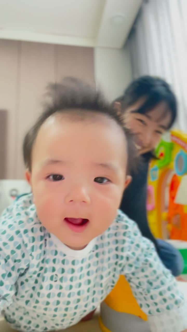 ウォン・ジナのインスタグラム：「@doyomeeezz 도쌈ㅎ 또리가 할말있데🥰(+카메라에 본인얼굴 나오면 신이나는 아가)」