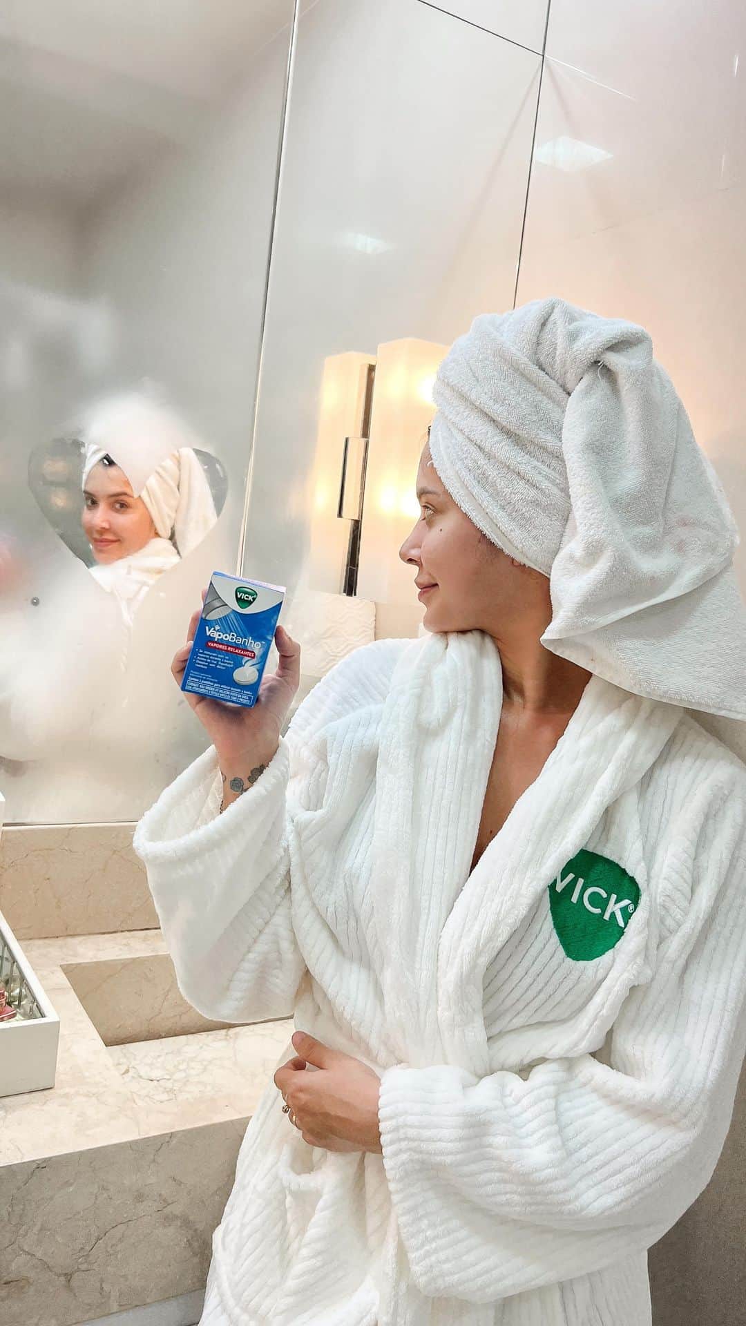 Gabriela Salesのインスタグラム：「Ela faz o momento SPA delah kkk. Depois dessa viagem, era tudo que eu precisava! Lacrinhas, vocês já conhecem as pastilhas Vick VapoBanho, da @vickbroficial ? Elas soltam alguns vapores no banho (mentol, óleo de eucalipto e cânfora), que têm vários benefícios. O nosso momento do banho fica ainda mais relaxante, como num SPA, só que em casa 🧖🏼‍♀️. É incrível! Quem já testou? #VapobanhoSeuSpaEmCasa #Vapobanho *publi 💙」
