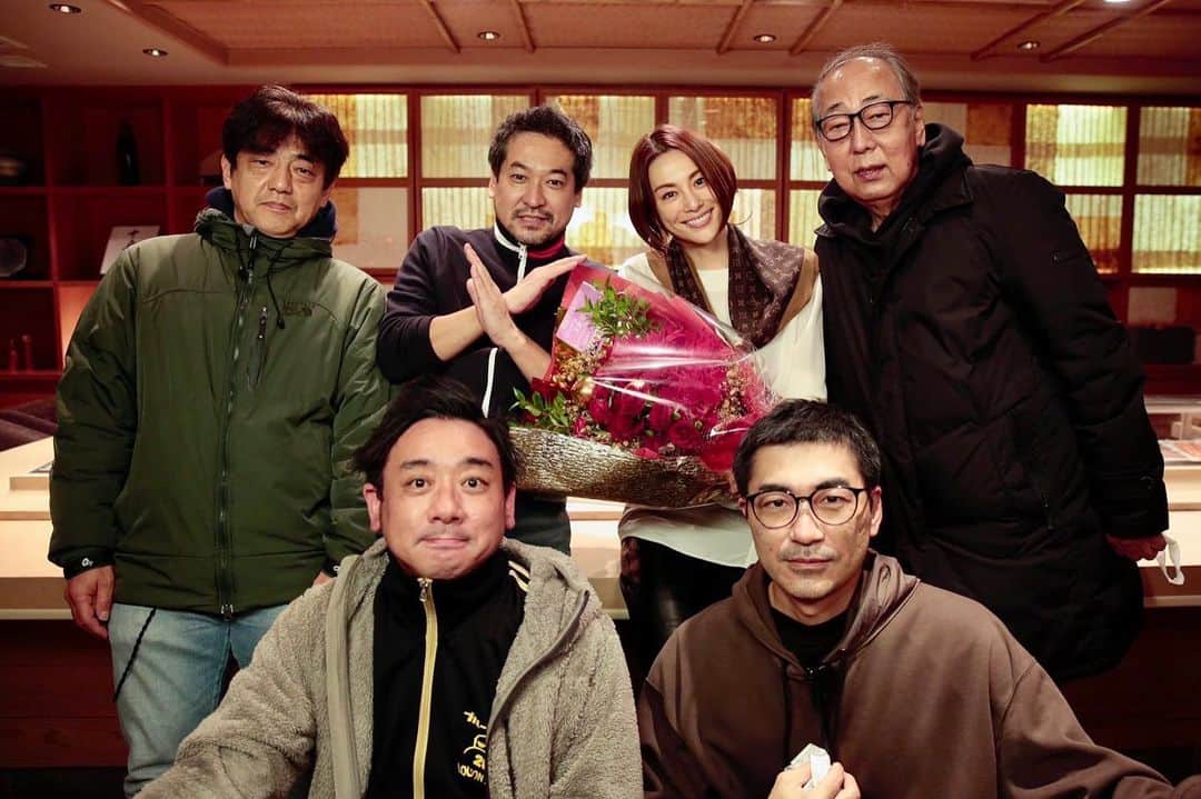 米倉涼子のインスタグラム：「『ドクターX』全監督さん達と晶さんとのクランクアップショット！ みんなありがとうございます！ 12月16日最終話、是非観て下さいね！真剣勝負，そしてオモチロイ。   @doctorx_official  #監督さんありがとう  #晶さんも来てくれてありがとう #感謝」