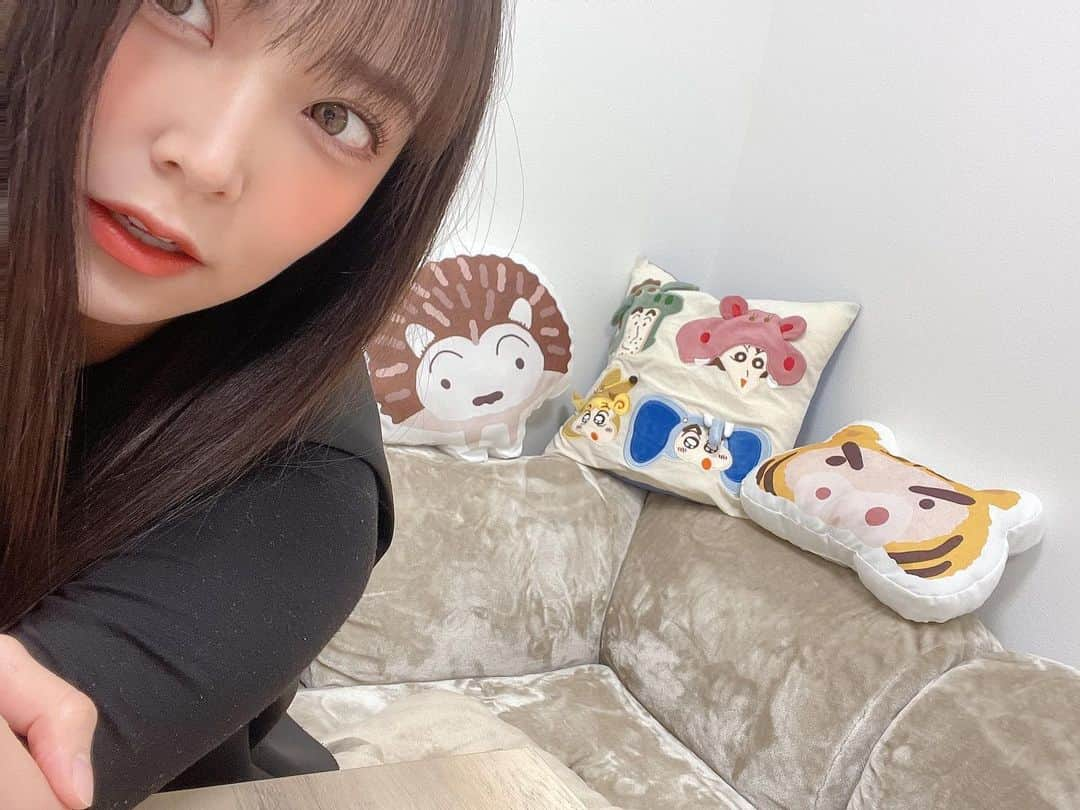 白間美瑠さんのインスタグラム写真 - (白間美瑠Instagram)「しんちゃんのクッション可愛い❤️  #クレヨンしんちゃん　#私　#口開いてる　笑」12月14日 15時31分 - shiro36run