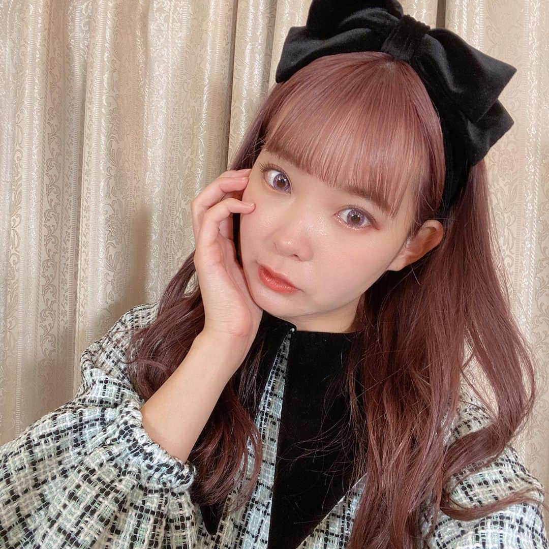 mimのインスタグラム：「この髪色本当にお気に入り〜😂 カラコンとの相性も抜群だし、落ちた時の色も可愛い💗🌰  皆は私の髪色何が好きー？」