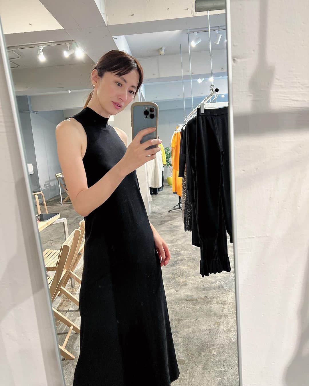 前田ゆかのインスタグラム：「素材が気持ちいい  アンダーウエアーメーカーがこだわったサスティナブル素材を使用しながら作られてるニットブランド。 @nicenice_moment   カップ付きでサラッと着れる 黒のニットワンピース ずっと長く着れそうなのでオーダーしました。デザインもステキ✨  #ナイスナイスモーメント  #アンダーウエアも気持ちいい #2022ss  #グリーンのワンピースも一目惚れ」