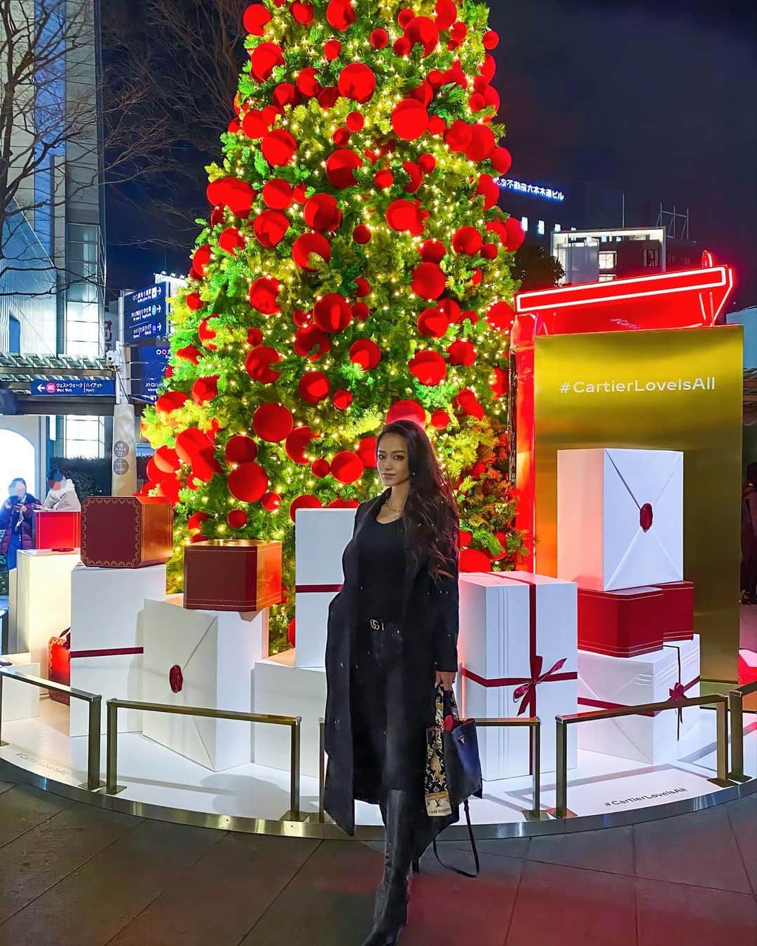 AYAMEのインスタグラム：「#Cartier#cartiertree#christmastree#roppongi#maxicoat#longboots#longhair#photogenic#illumination#winterfashion#blogger#bloggerlife#bloggerstyle#六本木ヒルズ#東京イルミネーション#カルティエツリー」
