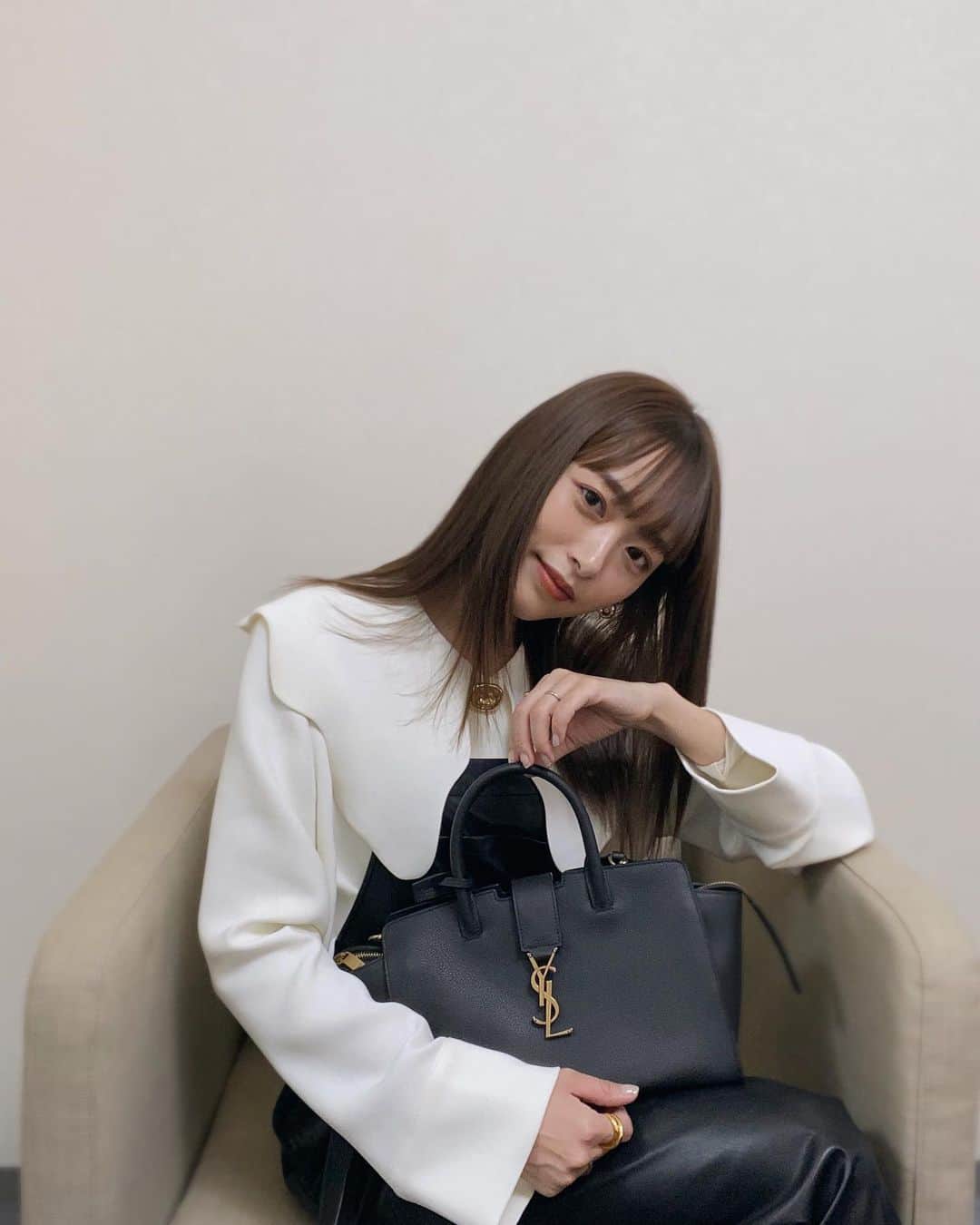 近藤千尋のインスタグラム：「ちょっとシックなお私服です❤️ そんな今日は大阪で生放送🥰  @ysl 🤍🤍🤍 @anthonyvaccarello」