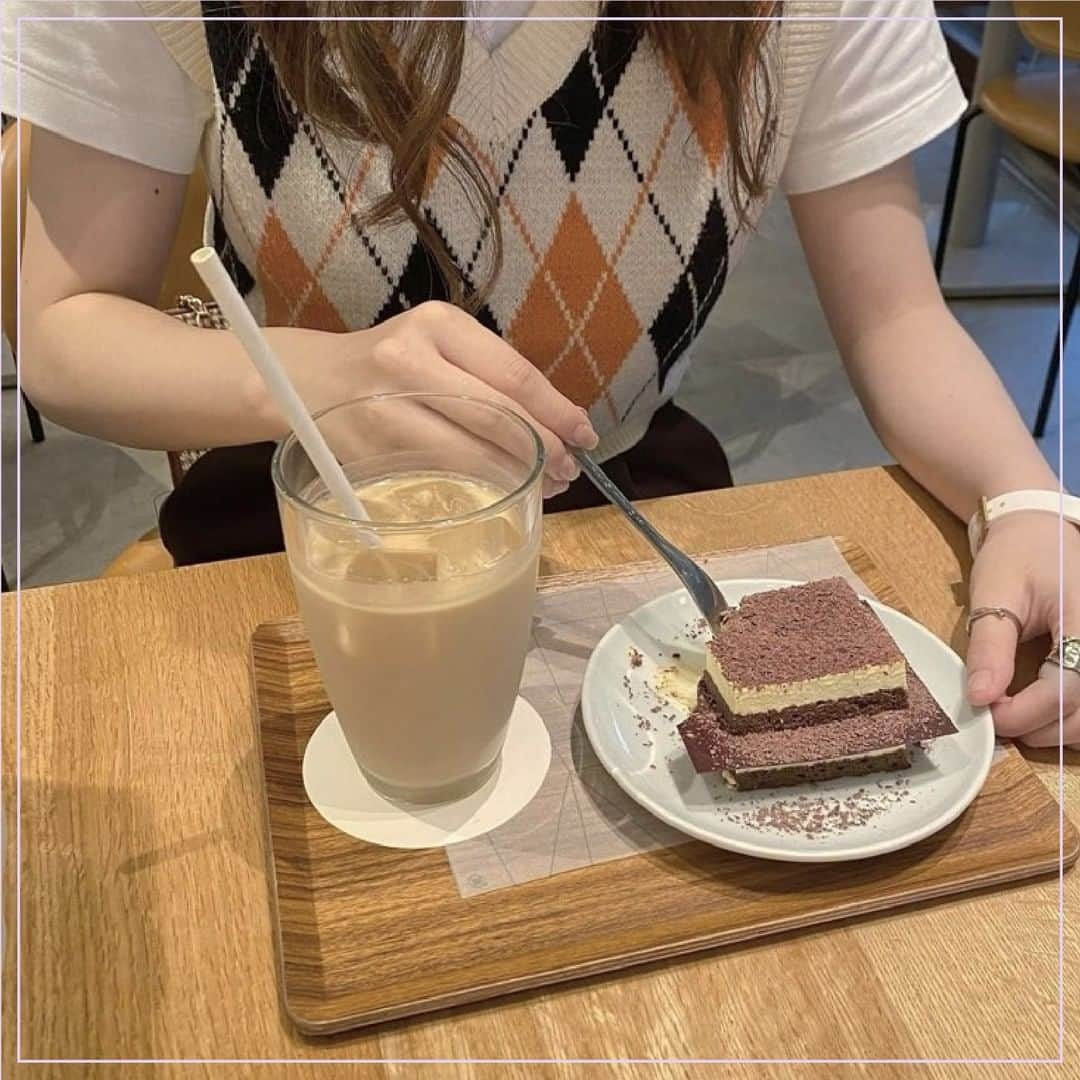 ピコフードさんのインスタグラム写真 - (ピコフードInstagram)「《@whiteglasscoffee 》  ビジュ良すぎるティラミス🤍 デートにも女子会にもぴったりだよ！  🍽🍽🍽🍽🍽🍽🍽🍽 お店を探す #whiteglasscoffee  他の地域を探す #piko_渋谷 🍽🍽🍽🍽🍽🍽🍽🍽  @coko2807zz @nemutam_ @misuyuki0817 @ayk08.28 @gurucafesake @ito_food_ @12sayoka  さん  ありがとうございました！！  🐣🐣🐣🐣🐣🐣🐣🐣🐣🐣🐣🐣  ※最新の情報は調べてご確認をお願いします！  関東県内のオシャレなグルメの投稿を厳選し、 紹介しています✨ オシャレなグルメを見つけよう！➡️ @piko_food_ #piko_food もつけて投稿してくれると いいね❤️とたまにコメント📝しに行きます！！  🐣🐣🐣🐣🐣🐣🐣🐣🐣🐣🐣🐣  ※新型コロナウイルスにより営業時間や定休日が変更している場合がございます。 ご来店の際には事前にご確認ください。  #東京カフェ　#東京グルメ #東京ランチ #渋谷カフェ #渋谷ランチ #渋谷カフェ巡り #渋谷グルメ巡り #渋谷グルメ #穴場カフェ #カフェ巡り好き #グルメ男子 #人気カフェ 　#おしゃれカフェ #カフェスタグラム　#カフェ部 #カフェ活 #グルメ女子　#カフェ巡り #ティラミス #シンプルカフェ #白カフェ #ナチュラル #ていねいな暮らし #おいしいもの #スイーツ好きな人と繋がりたい #渋谷  #おしゃカフェ」12月14日 18時00分 - piko_food_