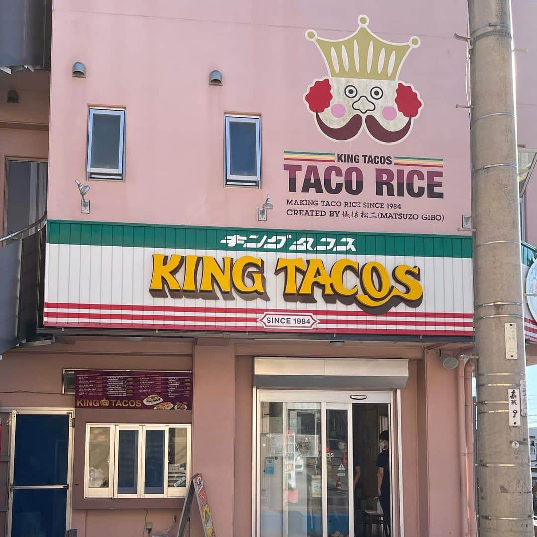木本泉さんのインスタグラム写真 - (木本泉Instagram)「- 基地の近くにある "キングタコス"へ  タコスとタコライス🌮  あまり好きな方ではないのですが、今まで食べた中で1番美味しくてペロリといただきました🙏  特にタコス、パリパリしていて何とも良い食感。 また食べたい😊  #キングタコス#kingtacos#タコス#タコライス#沖縄グルメ」12月14日 18時05分 - izumikimoto