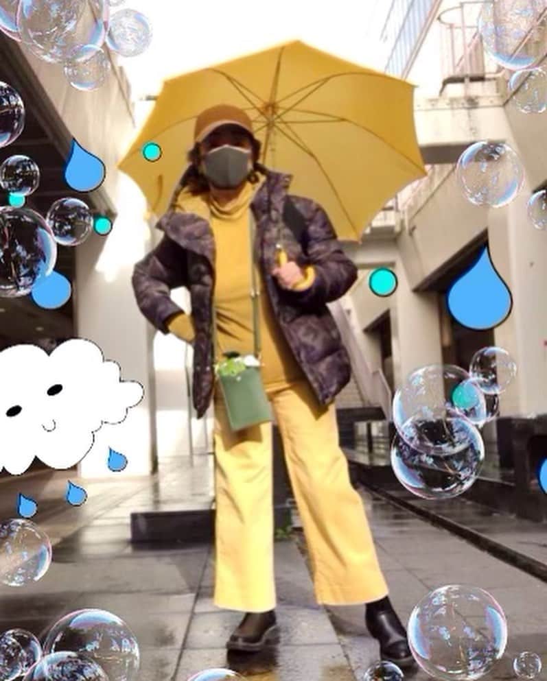小川知子さんのインスタグラム写真 - (小川知子Instagram)「#寒い😨 #雨☂️ #傘 #小川知子  寒〜〜い‼️ 急に寒いと身体がついていけない。  レッスンの前には体温を必ず計るのですが、今日は３５度。  冷えるんですね〜。  皆さま お気を付けを〜。」12月14日 18時19分 - tomoko_ogawa_