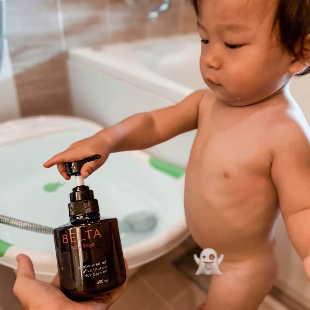 長嶺菜菜子さんのインスタグラム写真 - (長嶺菜菜子Instagram)「⁡ はいさい🌿 沖縄のママスタグラムななです𓇼 ⁡ 1歳赤ちゃんのスキンケア事情。 ⁡ 乾燥しがちなこの時期。🍂 肌の薄い赤ちゃんは尚更 スキンケアが大事なんだよね。 ⁡ そうそう。 分かっちゃいるんだけども お風呂上がり、ルイは動き回るから ベビーローションがなかなか濡れないわけよ👶🏽 ⁡ だから お風呂上がりに乾燥させないオイル配合の ベビーソープを使いはじめたのね🧼 ⁡ これがまた良くて。 というのも私は絶対良いだろうなってのは 分かってたんだけど 夫が絶賛。 濡れた身体にヌリヌリするだけで良いし 風呂上がりもしっとり、良い香りしてる！ ベビーローションいらないね！ って。 ⁡ 次のベビー👶🏽にも使えそうだから これはナイスチョイス👏 ⁡ こんな良いもの 私が使いたいくらい🙂🙃 ⁡ ＿＿＿＿＿＿＿＿＿＿＿＿＿＿＿＿＿＿ #ベルタベビーソープ #ベルタ #ミルクで洗おう！ #ミルクで洗う #ベビーソープ #乾燥対策 #赤ちゃんのいる暮らし #ベビースキンケア #ベビーグッズ #ベビー用品 #乳児湿疹 #オーガニック #無添加 #赤ちゃんのいる生活 #男の子ママ」12月14日 18時13分 - na7co0422